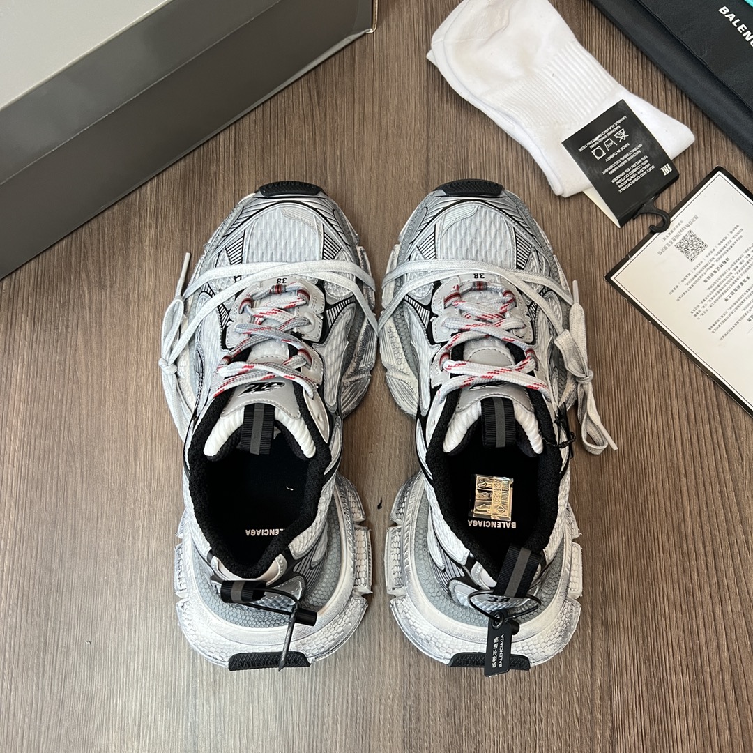 Balenciaga Balenciaga Phantom Sneaker 巴黎世家全新做旧十代粉色潮流跑鞋 在延续 Track Trainer 户外轮廓和复杂鞋面结构的同时