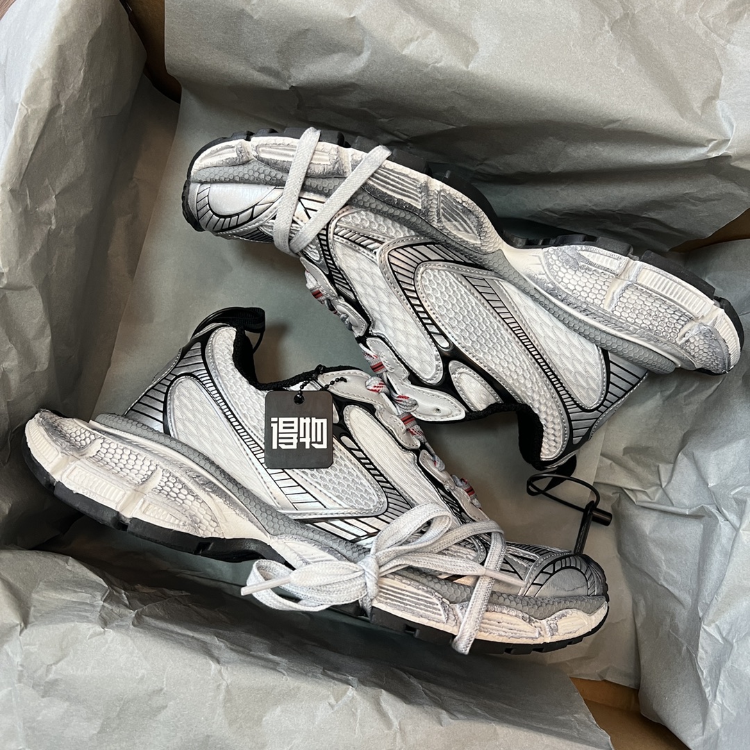 Balenciaga Balenciaga Phantom Sneaker 巴黎世家全新做旧十代粉色潮流跑鞋 在延续 Track Trainer 户外轮廓和复杂鞋面结构的同时
