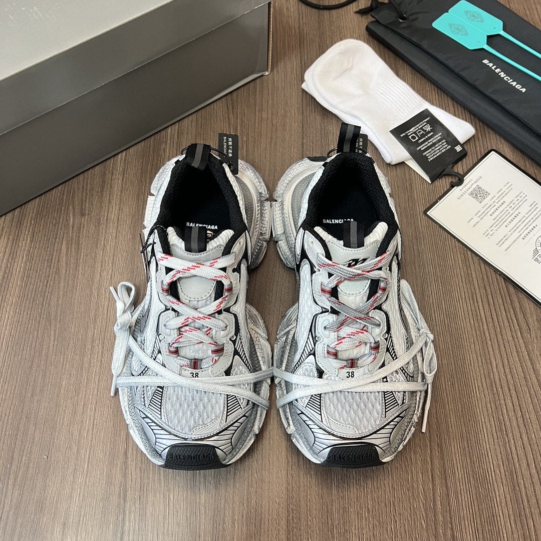 Balenciaga Balenciaga Phantom Sneaker 巴黎世家全新做旧十代粉色潮流跑鞋 在延续 Track Trainer 户外轮廓和复杂鞋面结构的同时