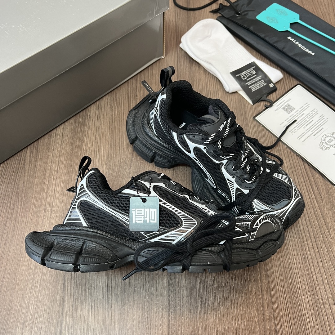 Balenciaga Balenciaga Phantom Sneaker 巴黎世家全新十代做旧黑白潮流跑鞋 在延续 Track Trainer 户外轮廓和复杂鞋面结构的同时