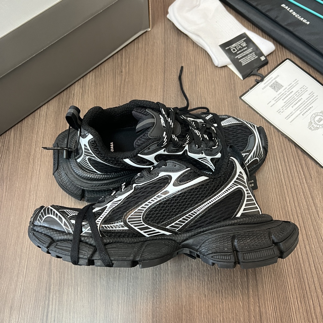Balenciaga Balenciaga Phantom Sneaker 巴黎世家全新十代做旧黑白潮流跑鞋 在延续 Track Trainer 户外轮廓和复杂鞋面结构的同时