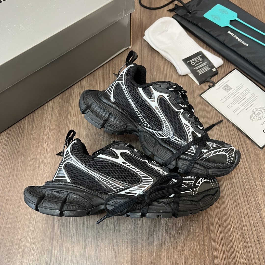 Balenciaga Balenciaga Phantom Sneaker 巴黎世家全新十代做旧黑白潮流跑鞋 在延续 Track Trainer 户外轮廓和复杂鞋面结构的同时