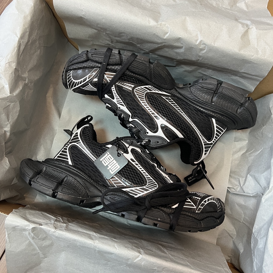 Balenciaga Balenciaga Phantom Sneaker 巴黎世家全新十代做旧黑白潮流跑鞋 在延续 Track Trainer 户外轮廓和复杂鞋面结构的同时