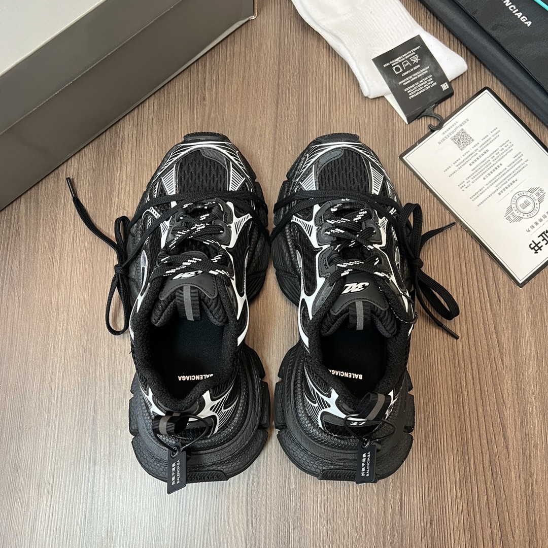 Balenciaga Balenciaga Phantom Sneaker 巴黎世家全新十代做旧黑白潮流跑鞋 在延续 Track Trainer 户外轮廓和复杂鞋面结构的同时