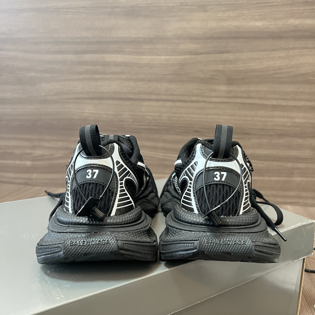 Balenciaga Balenciaga Phantom Sneaker 巴黎世家全新十代做旧黑白潮流跑鞋 在延续 Track Trainer 户外轮廓和复杂鞋面结构的同时