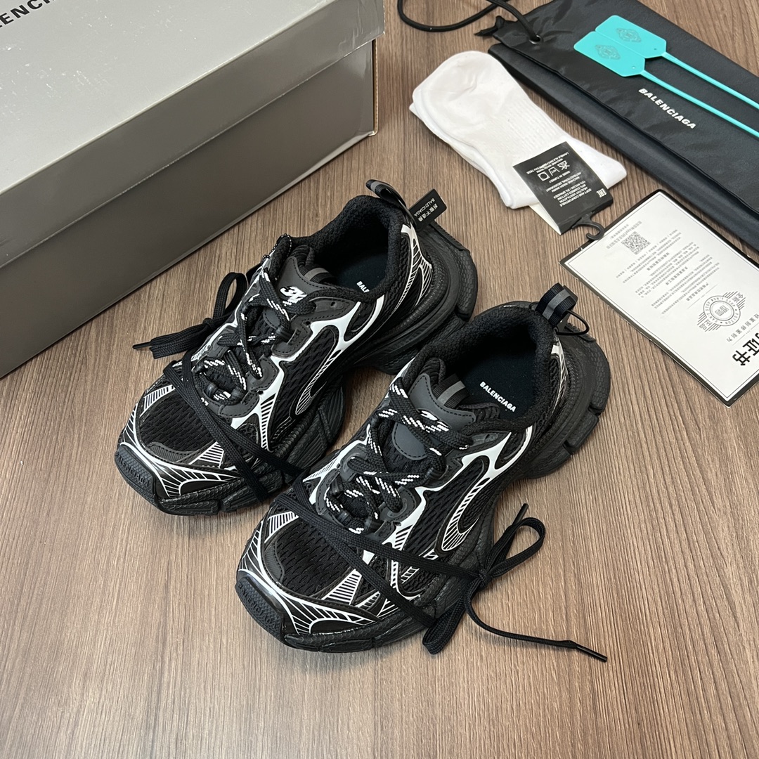 Balenciaga Balenciaga Phantom Sneaker 巴黎世家全新十代做旧黑白潮流跑鞋 在延续 Track Trainer 户外轮廓和复杂鞋面结构的同时