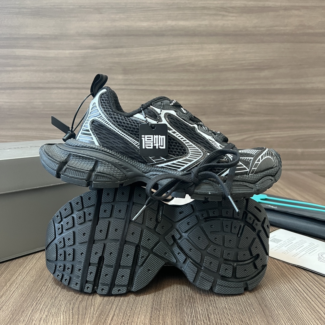 Balenciaga Balenciaga Phantom Sneaker 巴黎世家全新十代做旧黑白潮流跑鞋 在延续 Track Trainer 户外轮廓和复杂鞋面结构的同时