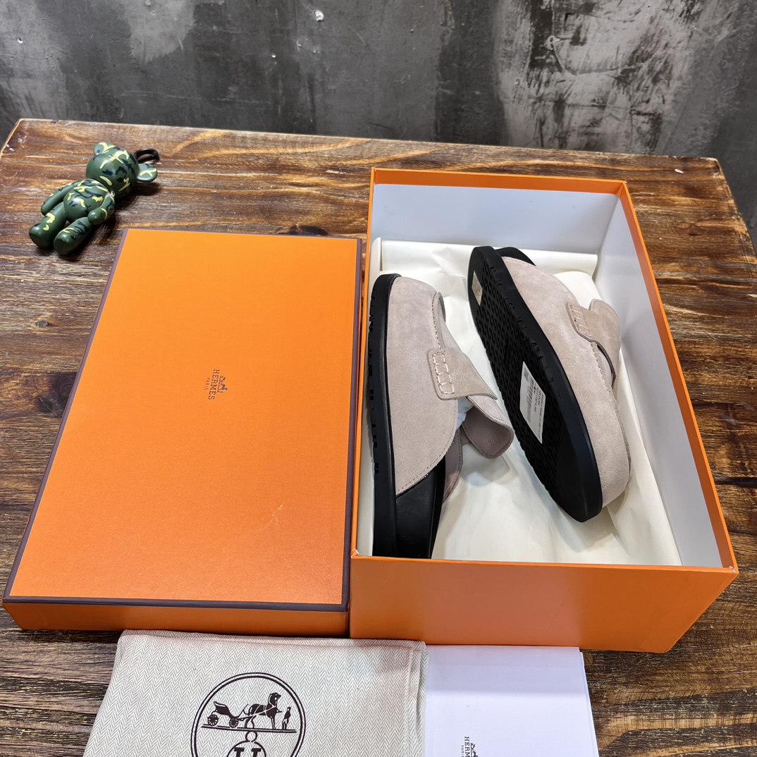 Hermès HERMES 爱马仕呆萌穆勒半拖勃肯鞋 夏天真的太需要百搭拖鞋了，怎么搭配都 ，随意且高级的感觉