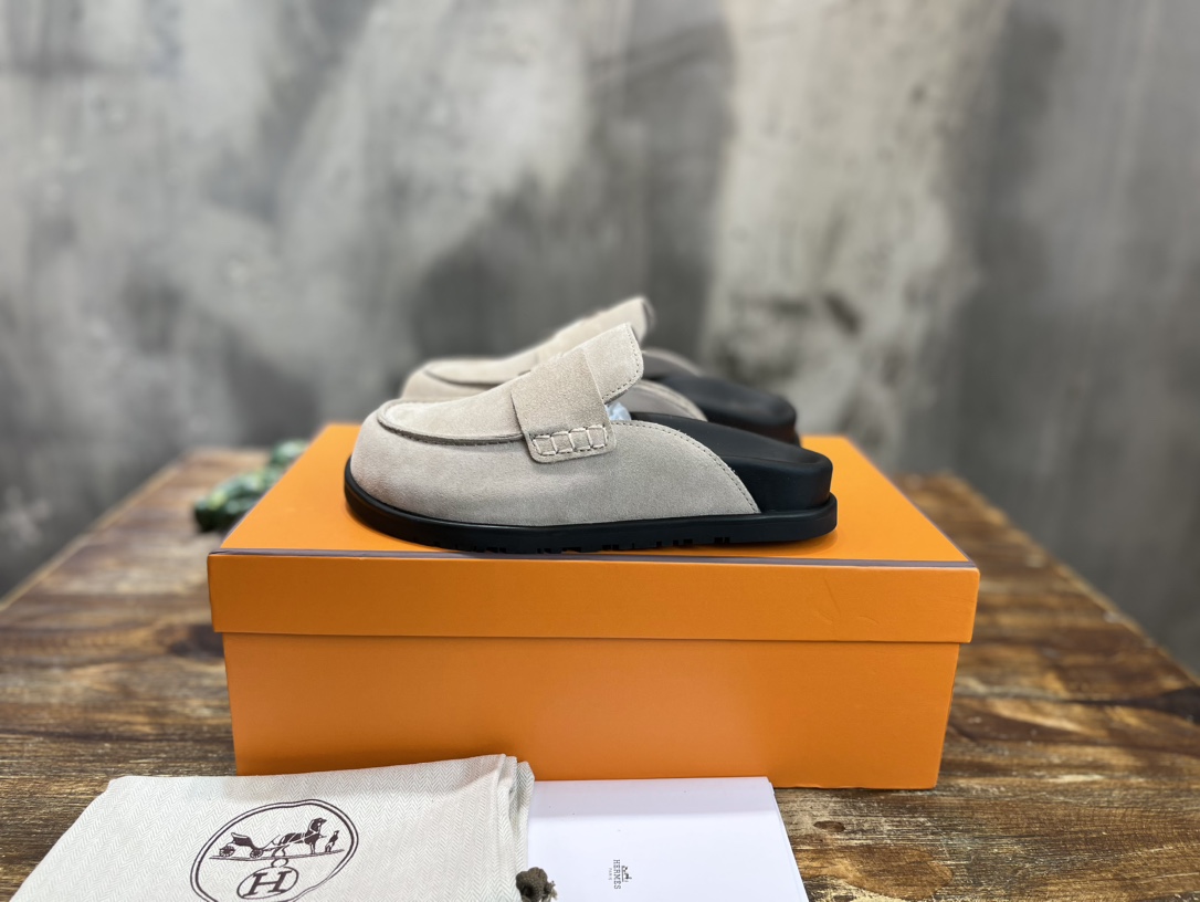 Hermès HERMES 爱马仕呆萌穆勒半拖勃肯鞋 夏天真的太需要百搭拖鞋了，怎么搭配都 ，随意且高级的感觉