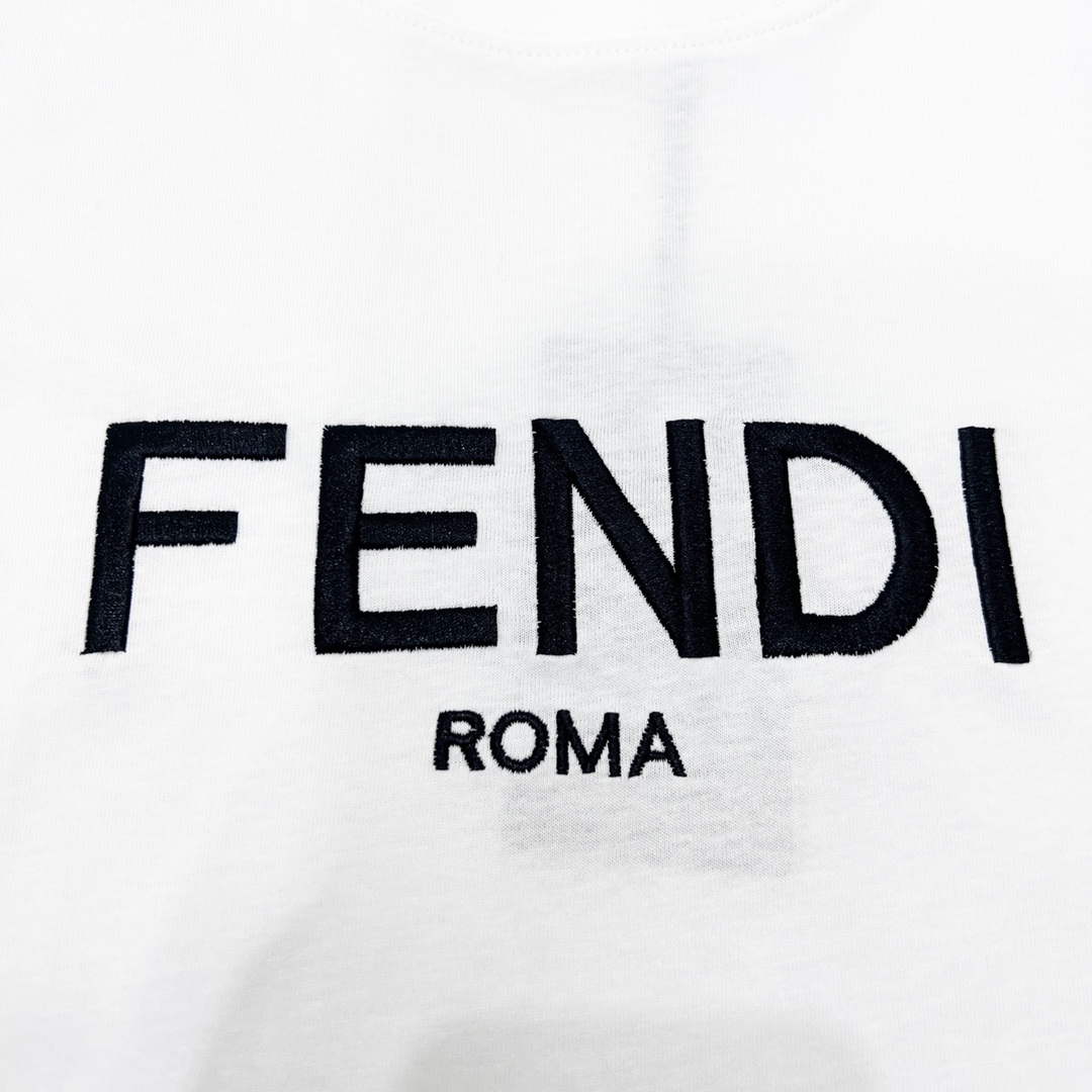 FENDI /芬迪 23SS 胸前刺绣字母短袖T恤采用60支丝