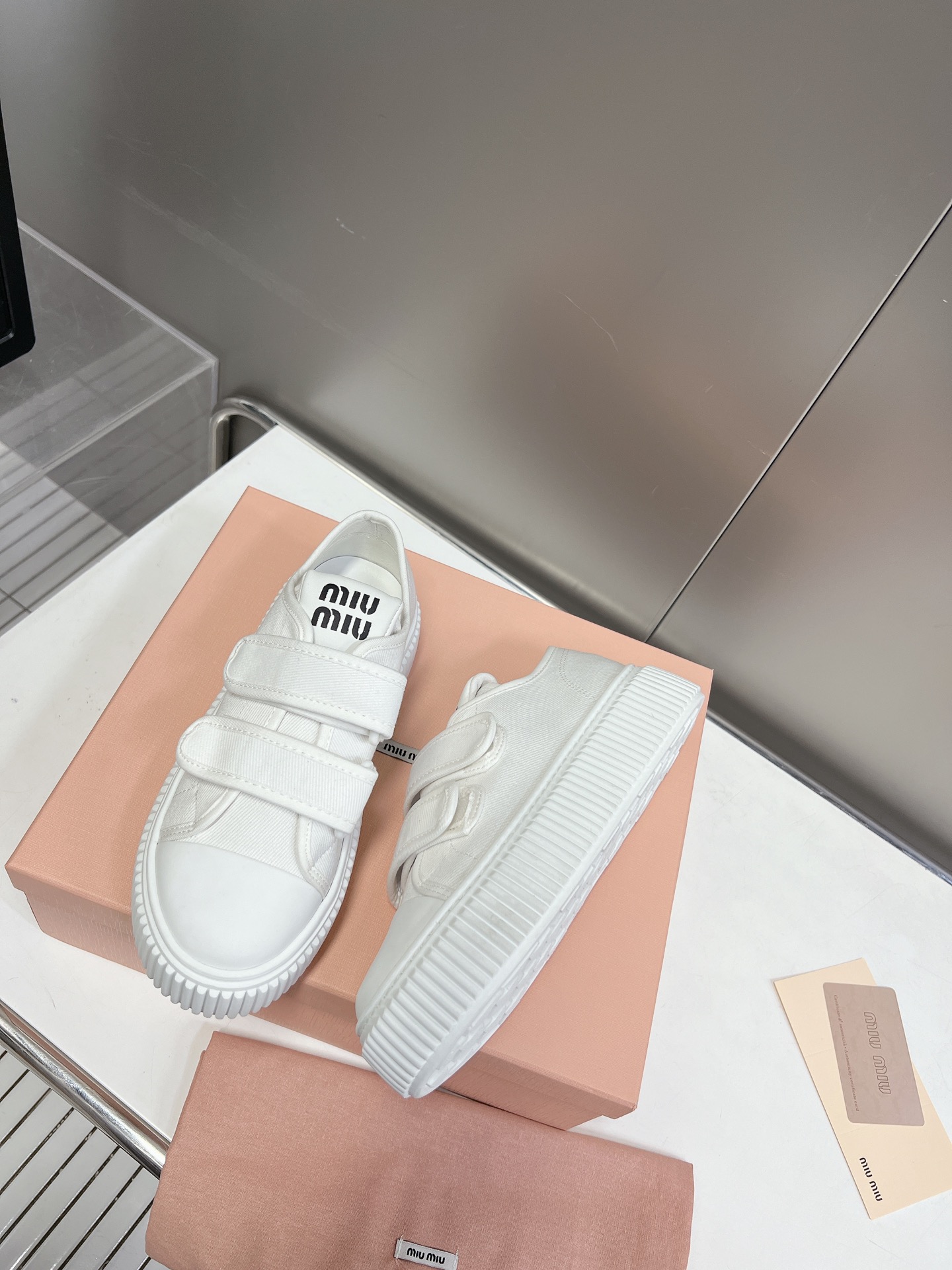Velcro primavera y verano modelos de pasarela 2023miuimiui zapatos de pan, diseño simple partición, 