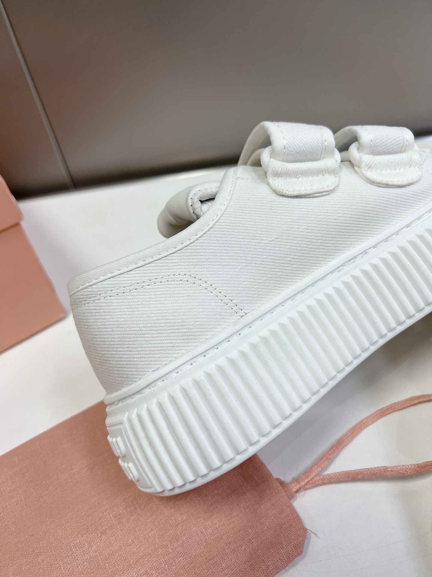 Velcro primavera y verano modelos de pasarela 2023miuimiui zapatos de pan, diseño simple partición, 