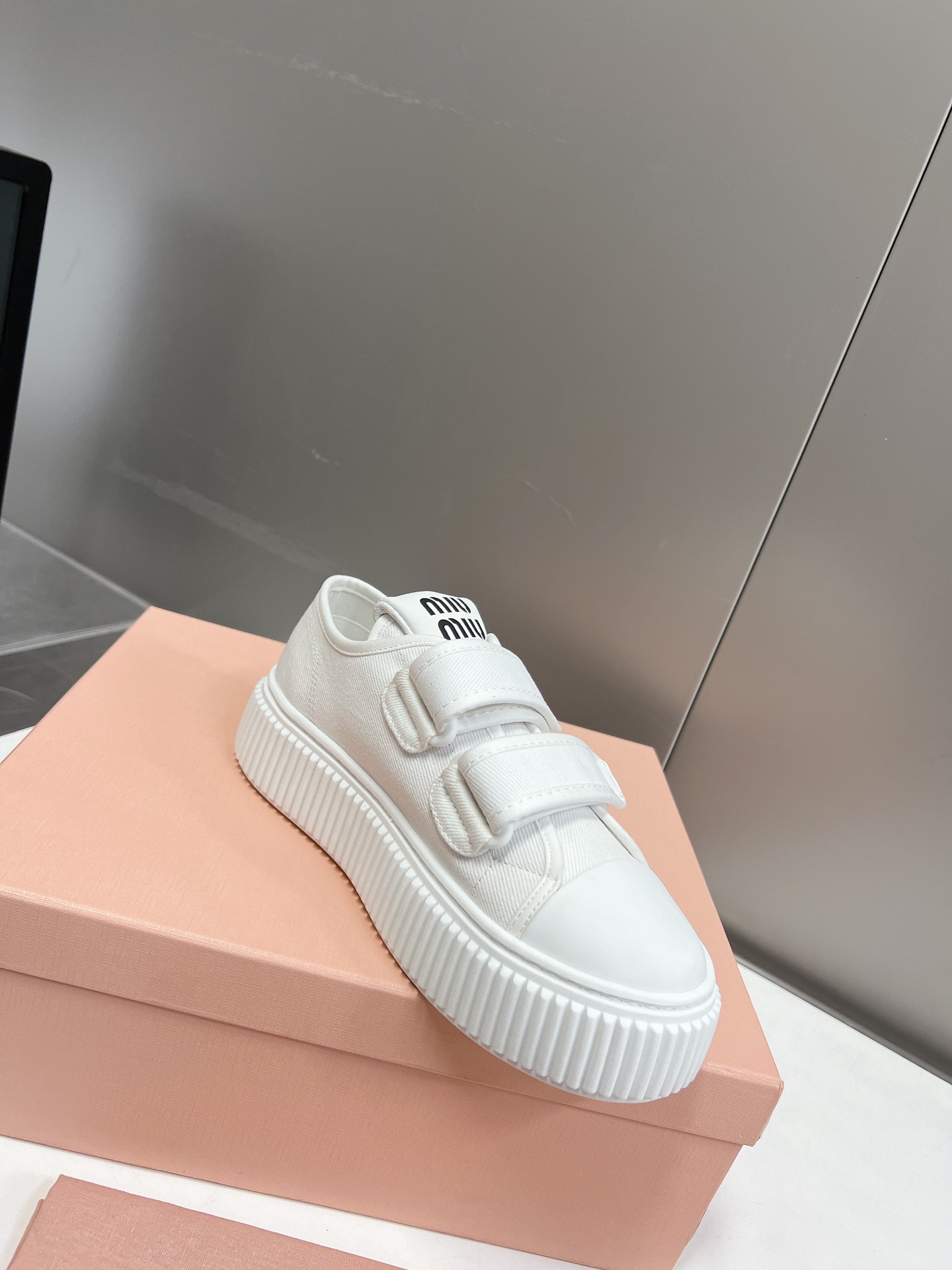 Velcro primavera y verano modelos de pasarela 2023miuimiui zapatos de pan, diseño simple partición, 