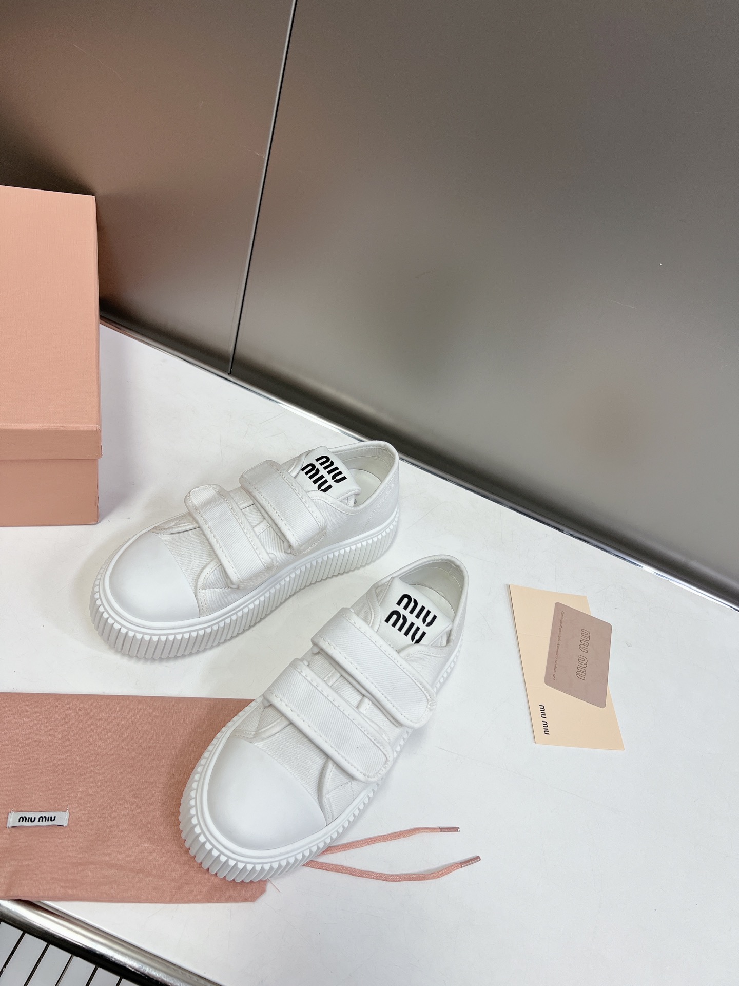 Velcro primavera y verano modelos de pasarela 2023miuimiui zapatos de pan, diseño simple partición, 