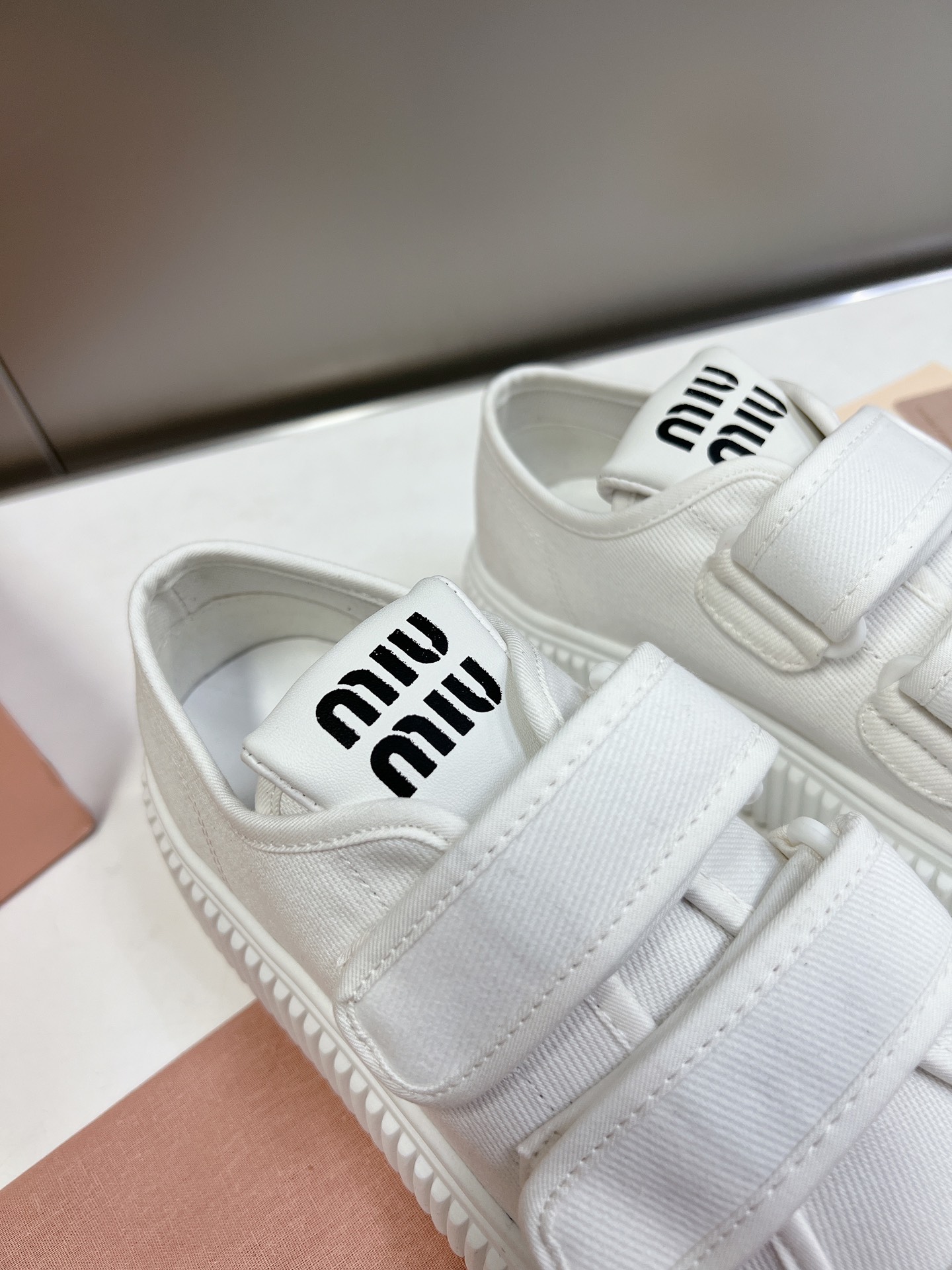 Velcro primavera y verano modelos de pasarela 2023miuimiui zapatos de pan, diseño simple partición, 