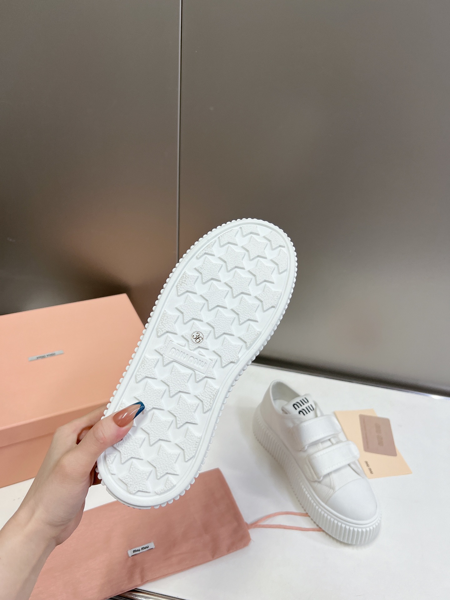 Velcro primavera y verano modelos de pasarela 2023miuimiui zapatos de pan, diseño simple partición, 