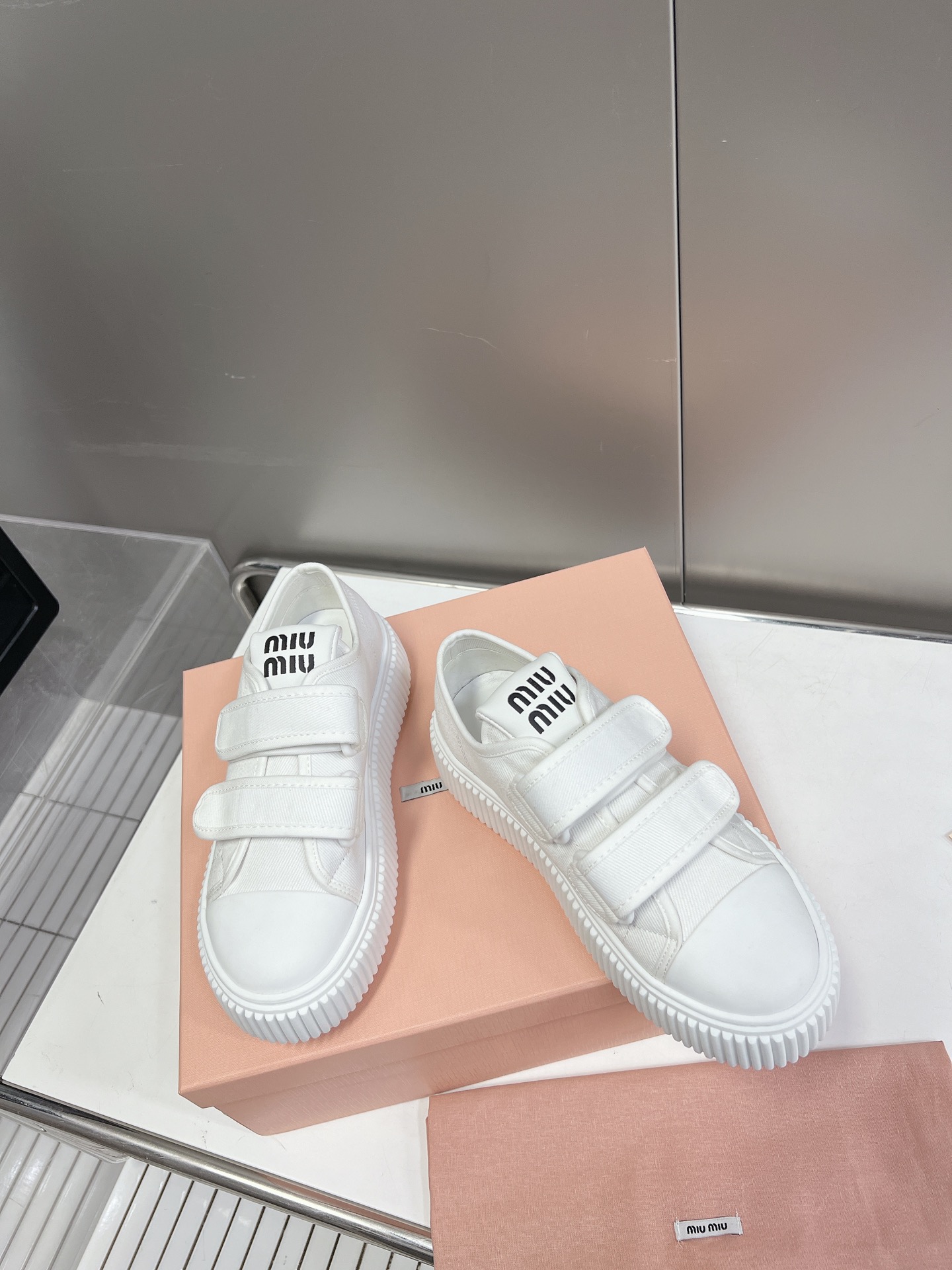 Velcro primavera y verano modelos de pasarela 2023miuimiui zapatos de pan, diseño simple partición, 