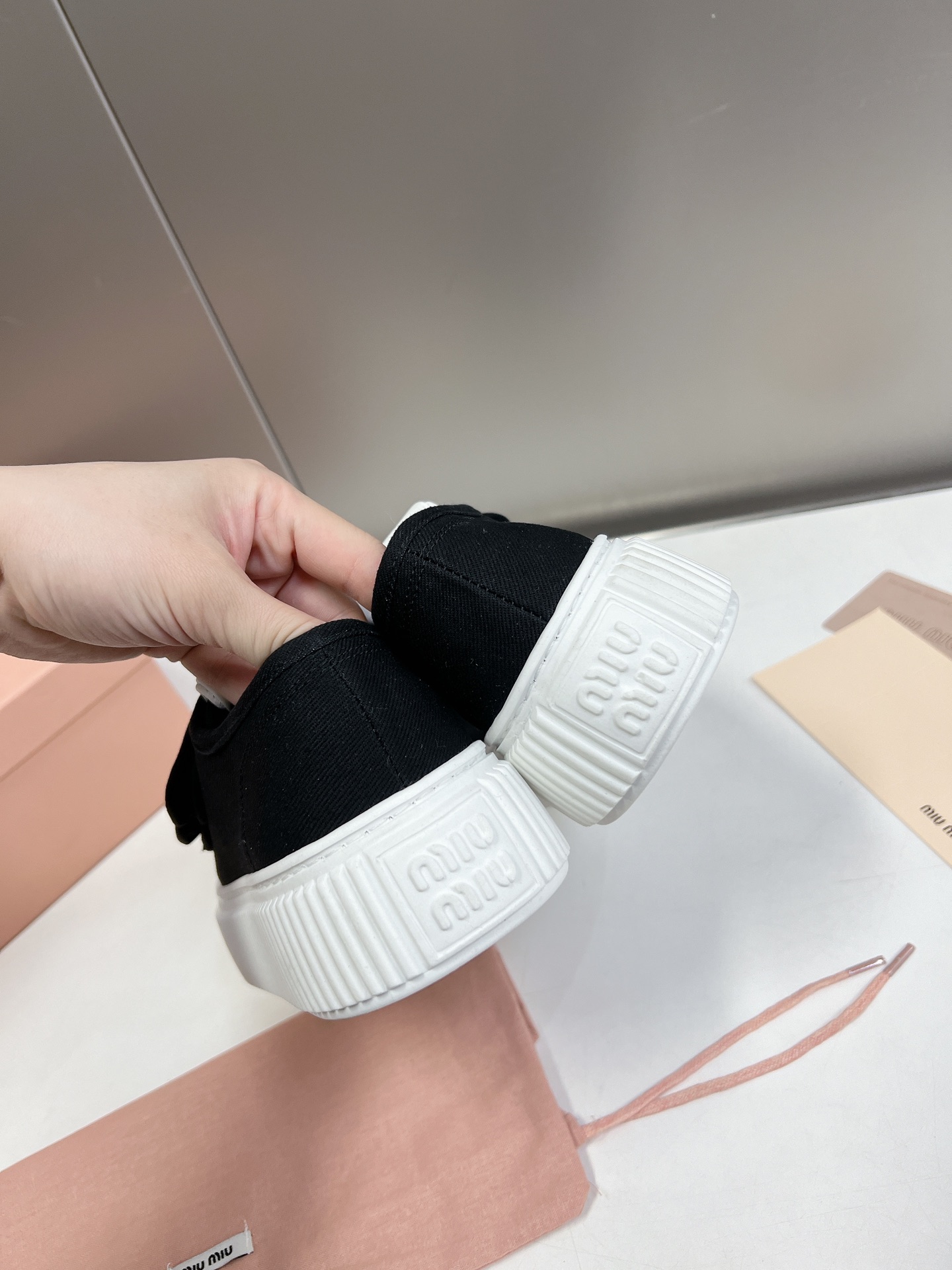 Velcro primavera y verano modelos de pasarela 2023miuimiui zapatos de pan, diseño simple partición, 