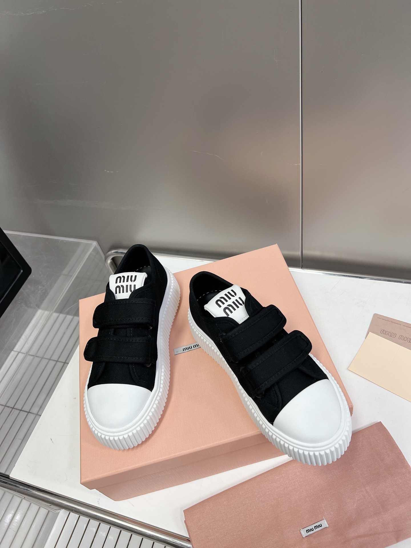 Velcro primavera y verano modelos de pasarela 2023miuimiui zapatos de pan, diseño simple partición, 