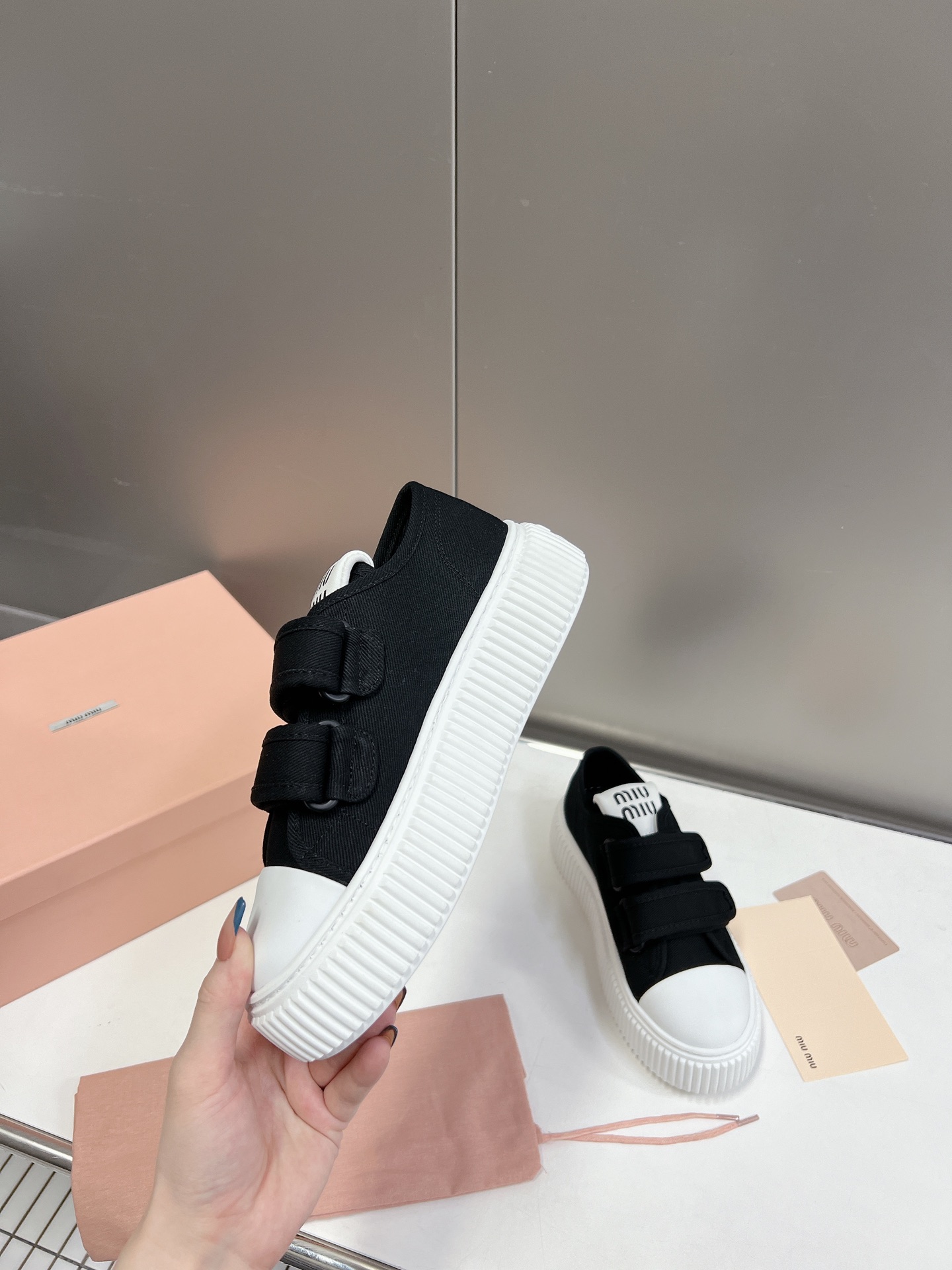 Velcro primavera y verano modelos de pasarela 2023miuimiui zapatos de pan, diseño simple partición, 