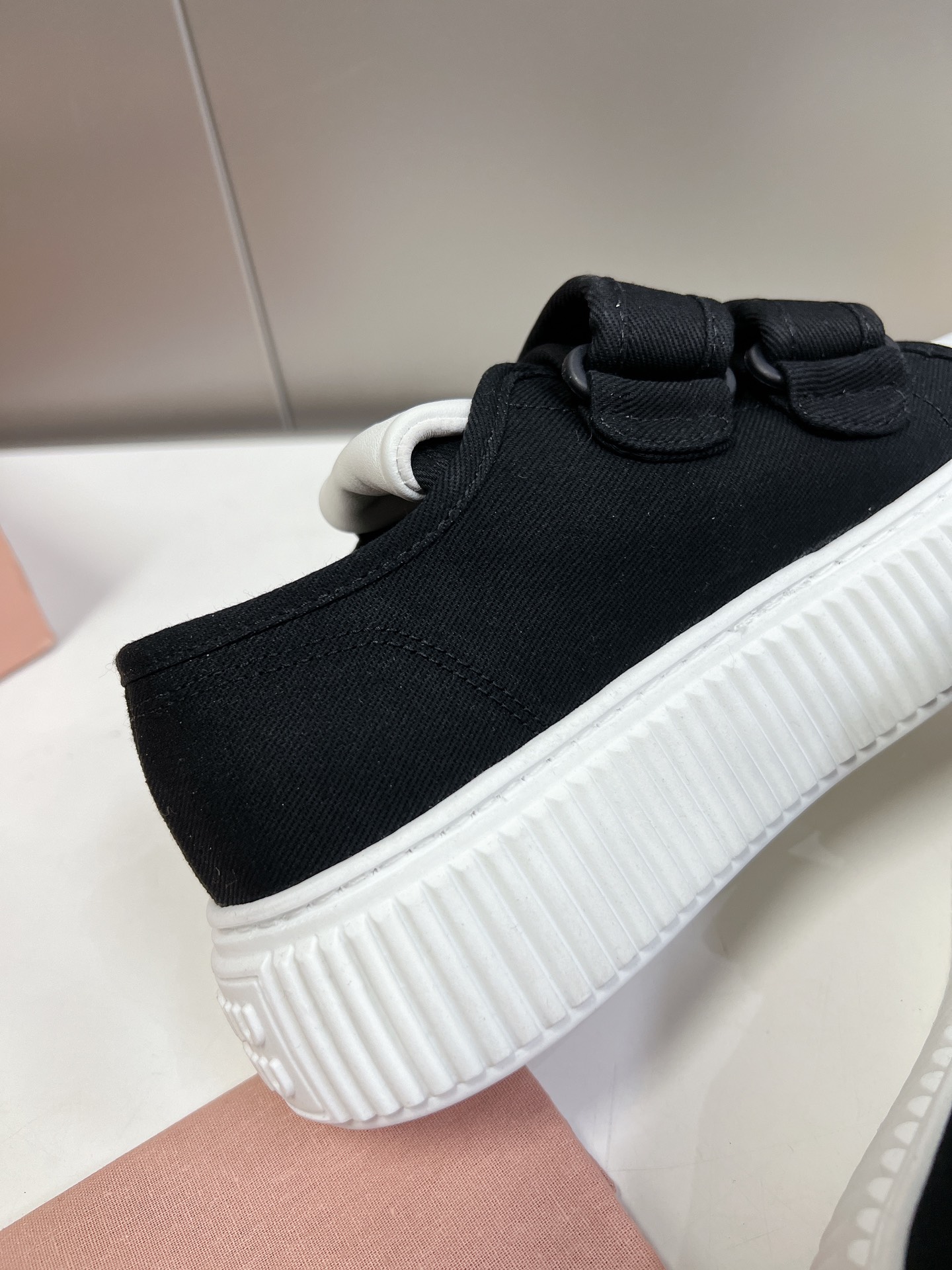 Velcro primavera y verano modelos de pasarela 2023miuimiui zapatos de pan, diseño simple partición, 