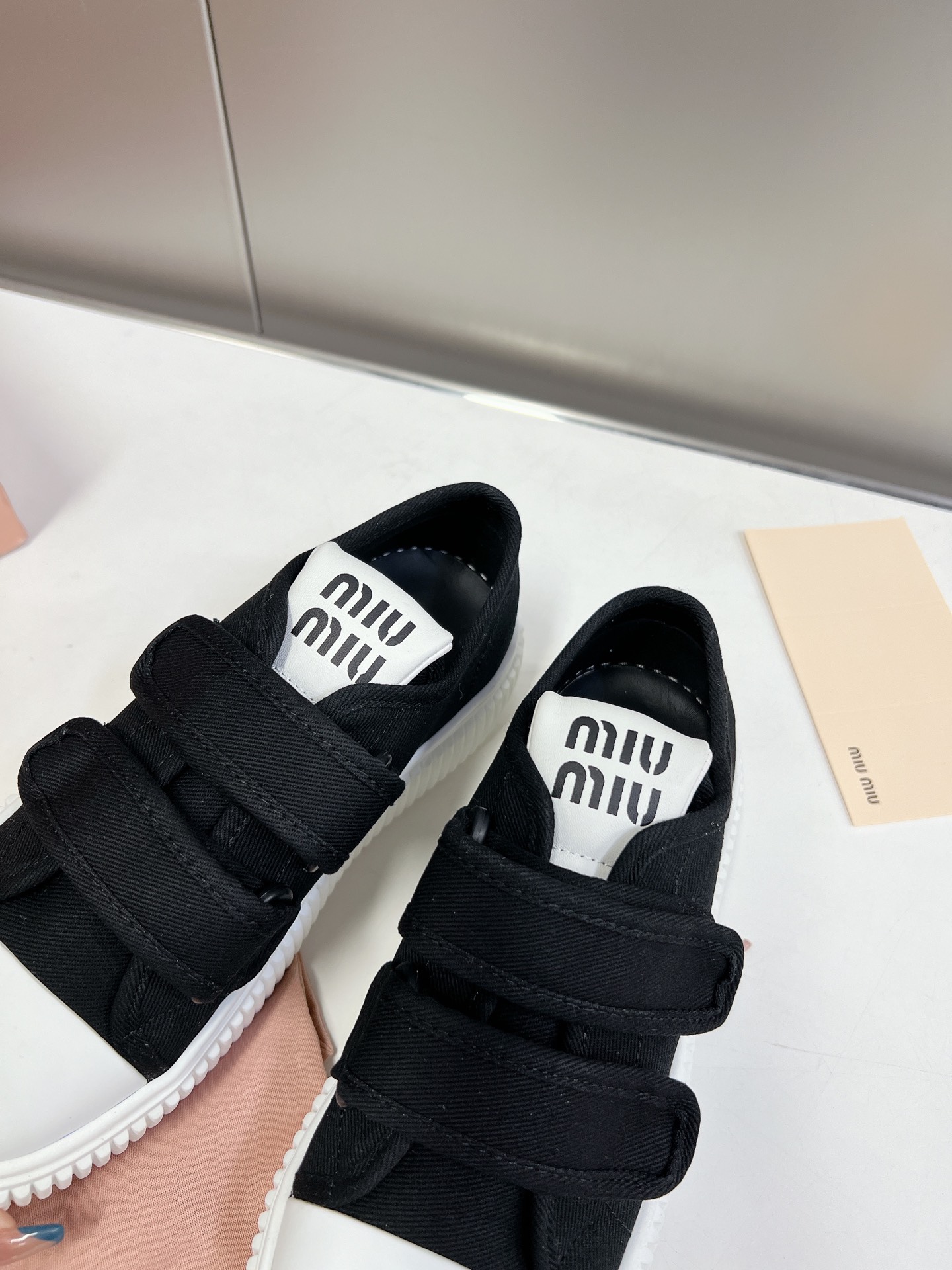 Velcro primavera y verano modelos de pasarela 2023miuimiui zapatos de pan, diseño simple partición, 