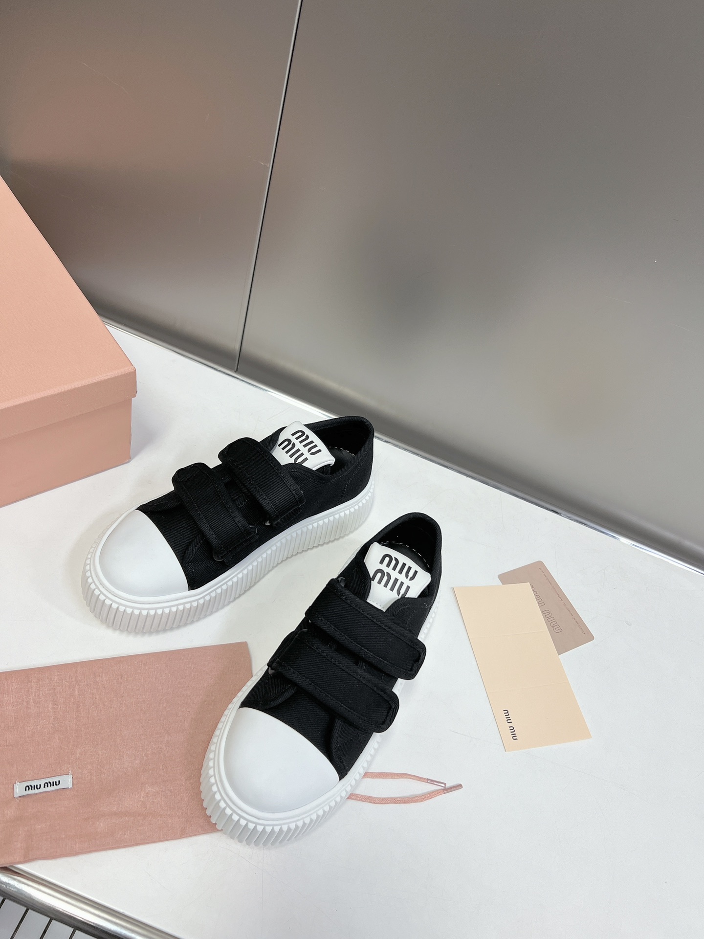 Velcro primavera y verano modelos de pasarela 2023miuimiui zapatos de pan, diseño simple partición, 