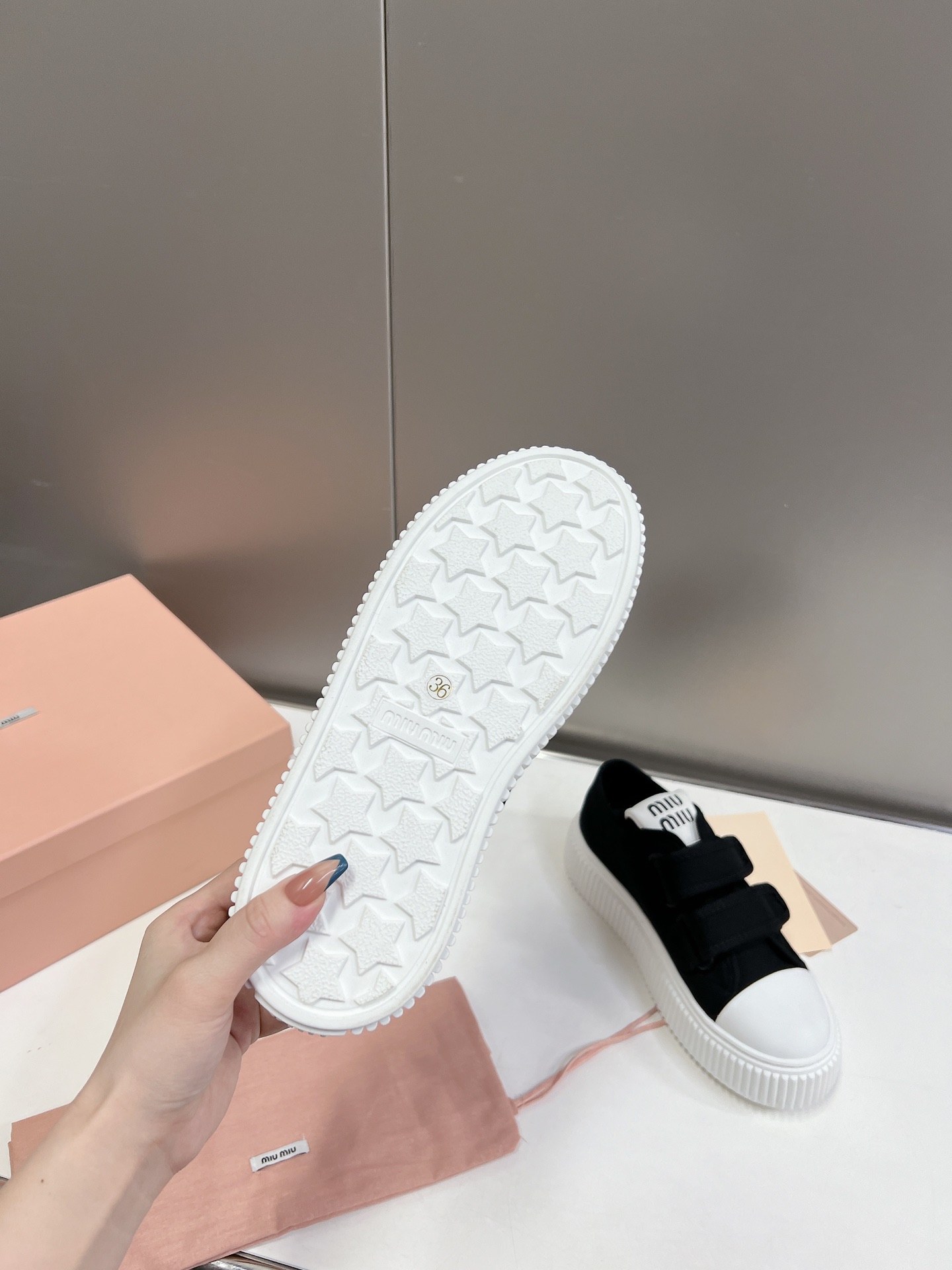 Velcro primavera y verano modelos de pasarela 2023miuimiui zapatos de pan, diseño simple partición, 
