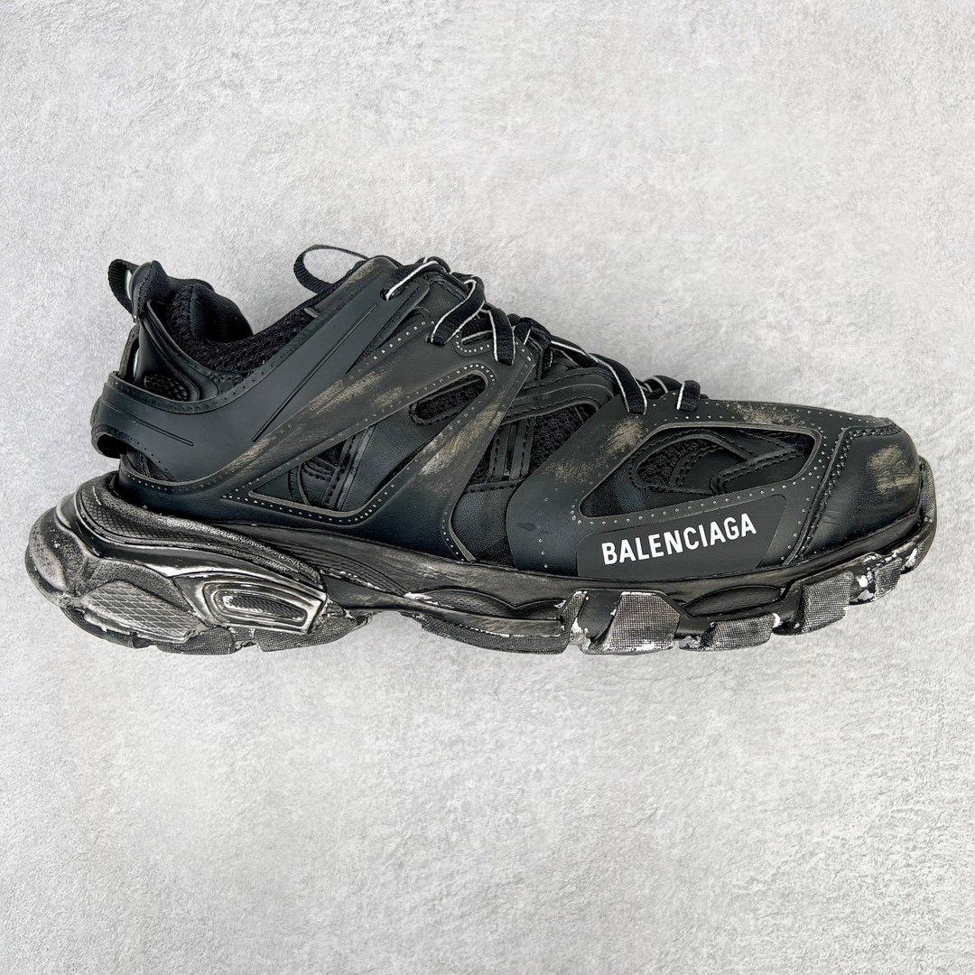 💰360 ＃VG零售版 BALENCIAGA Track 巴黎世家三代复古老爹鞋 全套原纸板楦头开发 最原汁原味的灵魂版型 全鞋荧光划线卡点 胶水把控整洁度追求极致完美 每一双都是工艺品 多重QC质检 超越公司货的品控标准 实实在在的免检产品 原盒原配 正确字体电绣 粗细、位置、大小正确 侧边TPU 透气孔匹配意产原版 正确气垫分离大底 TPU软底 原版一致大底LOGO 立体感十足 原厂皮料水洗做旧 采购原厂网纱 该款鞋采用网眼布和尼龙制成 不含皮革 鞋舌饰有Track.2橡胶品牌标识 外侧饰有橡胶品牌标识 泡沫后帮压印品牌标识 外底正面压印BB标识 由176块饰片拼接而成的铰接式鞋面 侧面配金属质感网眼布 内面配有额外金属光泽饰件 包含1副鞋带和1副备用鞋带 后帮配有拉环鞋提 动态鞋底设计 为双脚带来后续的助力 正常尺码 Size：35 36 37 38 39 40 41 42 43 44 45 46 编码：by4936030-运动鞋