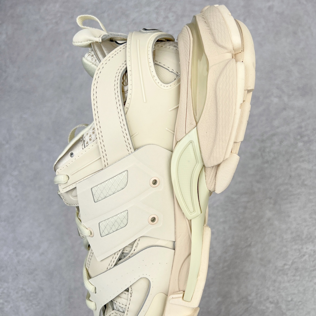 图片[7]-＃VG零售版 BALENCIAGA Track 巴黎世家三代复古老爹鞋 全套原纸板楦头开发 最原汁原味的灵魂版型 全鞋荧光划线卡点 胶水把控整洁度追求极致完美 每一双都是工艺品 多重QC质检 超越公司货的品控标准 实实在在的免检产品 原盒原配 正确字体电绣 粗细、位置、大小正确 侧边TPU 透气孔匹配意产原版 正确气垫分离大底 TPU软底 原版一致大底LOGO 立体感十足 原厂皮料水洗做旧 采购原厂网纱 该款鞋采用网眼布和尼龙制成 不含皮革 鞋舌饰有Track.2橡胶品牌标识 外侧饰有橡胶品牌标识 泡沫后帮压印品牌标识 外底正面压印BB标识 由176块饰片拼接而成的铰接式鞋面 侧面配金属质感网眼布 内面配有额外金属光泽饰件 包含1副鞋带和1副备用鞋带 后帮配有拉环鞋提 动态鞋底设计 为双脚带来后续的助力 正常尺码 尺码：35 36 37 38 39 40 41 42 43 44 45 46-选品中心