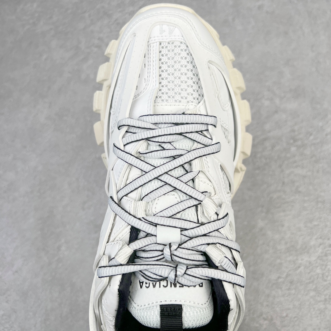 图片[4]-＃VG零售版 BALENCIAGA Track 巴黎世家三代复古老爹鞋 全套原纸板楦头开发 最原汁原味的灵魂版型 全鞋荧光划线卡点 胶水把控整洁度追求极致完美 每一双都是工艺品 多重QC质检 超越公司货的品控标准 实实在在的免检产品 原盒原配 正确字体电绣 粗细、位置、大小正确 侧边TPU 透气孔匹配意产原版 正确气垫分离大底 TPU软底 原版一致大底LOGO 立体感十足 原厂皮料水洗做旧 采购原厂网纱 该款鞋采用网眼布和尼龙制成 不含皮革 鞋舌饰有Track.2橡胶品牌标识 外侧饰有橡胶品牌标识 泡沫后帮压印品牌标识 外底正面压印BB标识 由176块饰片拼接而成的铰接式鞋面 侧面配金属质感网眼布 内面配有额外金属光泽饰件 包含1副鞋带和1副备用鞋带 后帮配有拉环鞋提 动态鞋底设计 为双脚带来后续的助力 正常尺码 尺码：35 36 37 38 39 40 41 42 43 44 45 46-选品中心