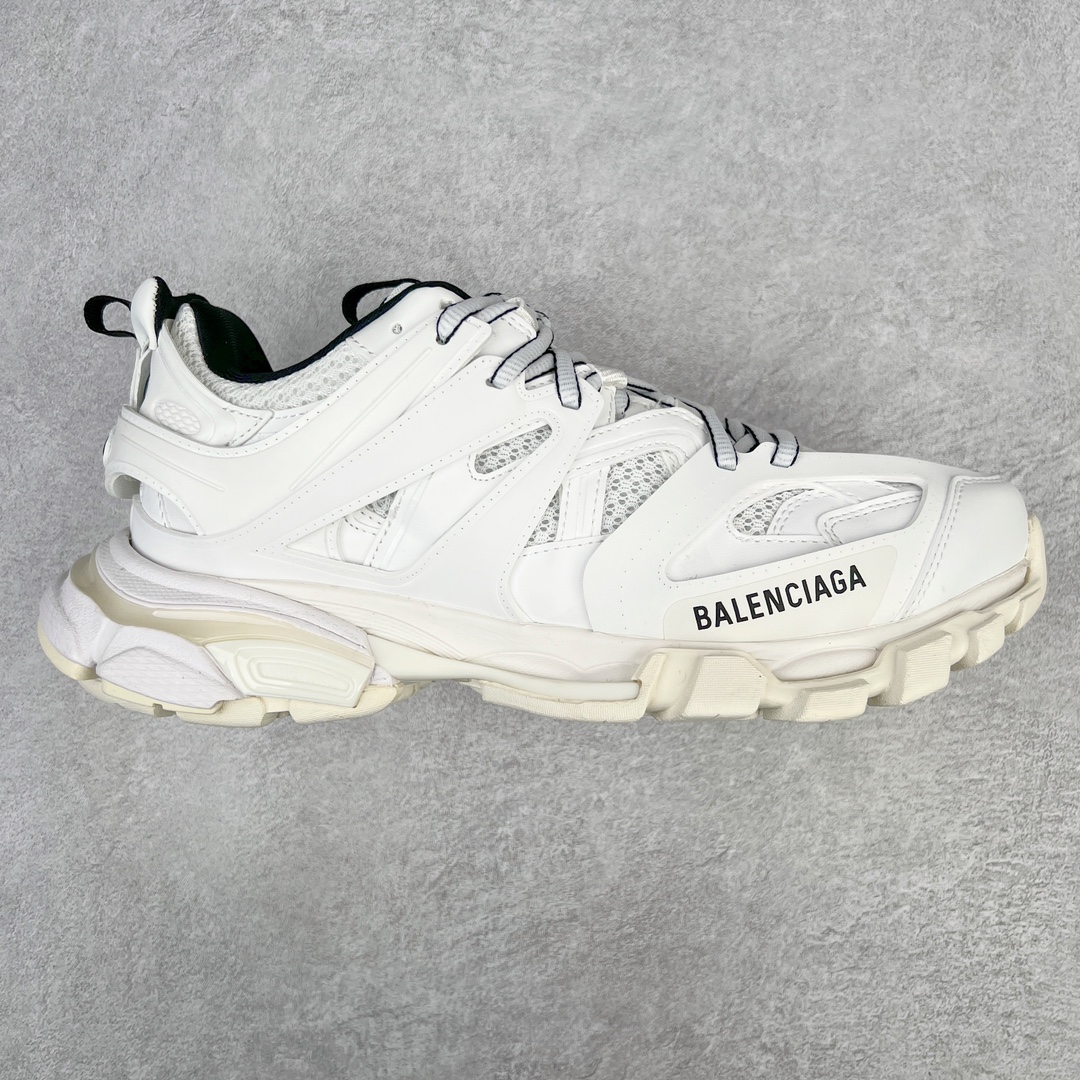 ＃VG零售版 BALENCIAGA Track 巴黎世家三代复古老爹鞋 全套原纸板楦头开发 最原汁原味的灵魂版型 全鞋荧光划线卡点 胶水把控整洁度追求极致完美 每一双都是工艺品 多重QC质检 超越公司货的品控标准 实实在在的免检产品 原盒原配 正确字体电绣 粗细、位置、大小正确 侧边TPU 透气孔匹配意产原版 正确气垫分离大底 TPU软底 原版一致大底LOGO 立体感十足 原厂皮料水洗做旧 采购原厂网纱 该款鞋采用网眼布和尼龙制成 不含皮革 鞋舌饰有Track.2橡胶品牌标识 外侧饰有橡胶品牌标识 泡沫后帮压印品牌标识 外底正面压印BB标识 由176块饰片拼接而成的铰接式鞋面 侧面配金属质感网眼布 内面配有额外金属光泽饰件 包含1副鞋带和1副备用鞋带 后帮配有拉环鞋提 动态鞋底设计 为双脚带来后续的助力 正常尺码 尺码：35 36 37 38 39 40 41 42 43 44 45 46-选品中心