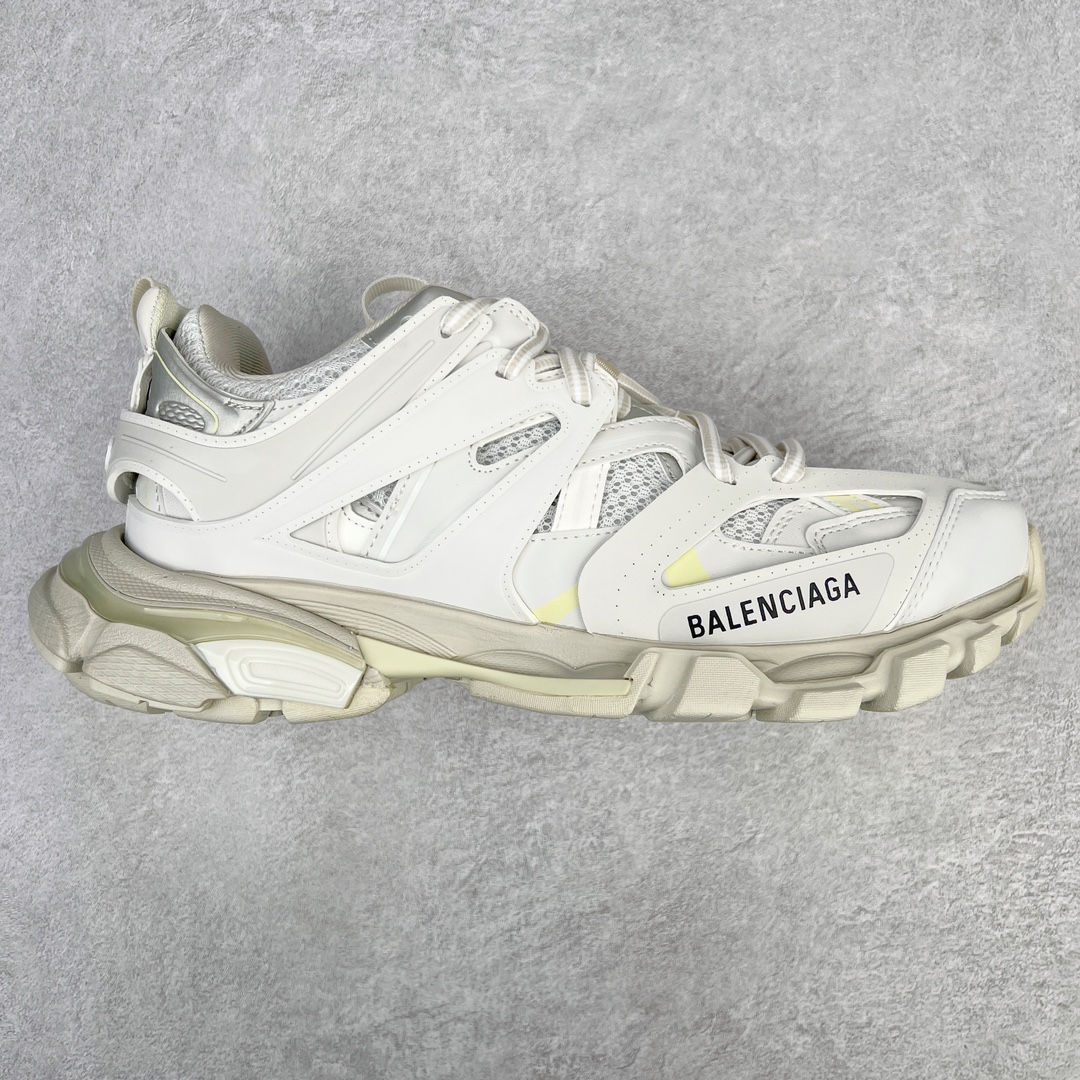 💰360 ＃VG零售版 BALENCIAGA Track 巴黎世家三代复古老爹鞋 全套原纸板楦头开发 最原汁原味的灵魂版型 全鞋荧光划线卡点 胶水把控整洁度追求极致完美 每一双都是工艺品 多重QC质检 超越公司货的品控标准 实实在在的免检产品 原盒原配 正确字体电绣 粗细、位置、大小正确 侧边TPU 透气孔匹配意产原版 正确气垫分离大底 TPU软底 原版一致大底LOGO 立体感十足 原厂皮料水洗做旧 采购原厂网纱 该款鞋采用网眼布和尼龙制成 不含皮革 鞋舌饰有Track.2橡胶品牌标识 外侧饰有橡胶品牌标识 泡沫后帮压印品牌标识 外底正面压印BB标识 由176块饰片拼接而成的铰接式鞋面 侧面配金属质感网眼布 内面配有额外金属光泽饰件 包含1副鞋带和1副备用鞋带 后帮配有拉环鞋提 动态鞋底设计 为双脚带来后续的助力 正常尺码 Size：35 36 37 38 39 40 41 42 43 44 45 46 编码：by4936030-运动鞋