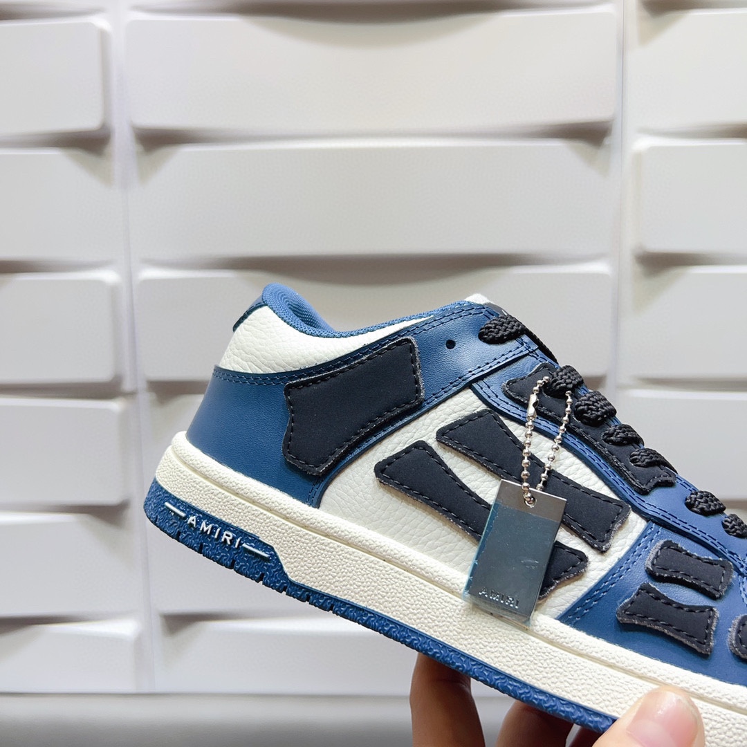 
AMIRI埃米尔爆款情侣骨头鞋。来自洛杉矶的高街潮牌独家爆版骨头鞋，众多明星网红同款，中国新说唱歌手小白Gali 王一博 杨幂等网红博主争夺上脚，AJ1的鞋型侧面立体骷髅头拼接骨头状
❶面料:原版定做头层牛皮➕双层骨头全油边工艺
❷内里:独家定制Nike同级内里 (无法超越)
❸垫脚:原版开模注塑成型
❹大底:独家1:1开模三色 原版大底
❺码数:情侣35-45（女41男45.定制不退换）高帮280底帮260 3D打印加20





