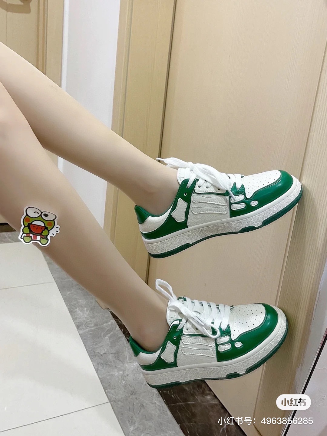 
AMIRI埃米尔爆款情侣骨头鞋。来自洛杉矶的高街潮牌独家爆版骨头鞋，众多明星网红同款，中国新说唱歌手小白Gali 王一博 杨幂等网红博主争夺上脚，AJ1的鞋型侧面立体骷髅头拼接骨头状
❶面料:原版定做头层牛皮➕双层骨头全油边工艺
❷内里:独家定制Nike同级内里 (无法超越)
❸垫脚:原版开模注塑成型
❹大底:独家1:1开模三色 原版大底
❺码数:情侣35-45（女41男45.定制不退换）高帮280底帮260 3D打印加20







