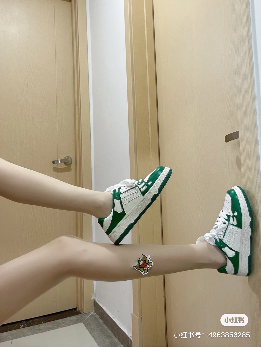 
AMIRI埃米尔爆款情侣骨头鞋。来自洛杉矶的高街潮牌独家爆版骨头鞋，众多明星网红同款，中国新说唱歌手小白Gali 王一博 杨幂等网红博主争夺上脚，AJ1的鞋型侧面立体骷髅头拼接骨头状
❶面料:原版定做头层牛皮➕双层骨头全油边工艺
❷内里:独家定制Nike同级内里 (无法超越)
❸垫脚:原版开模注塑成型
❹大底:独家1:1开模三色 原版大底
❺码数:情侣35-45（女41男45.定制不退换）高帮280底帮260 3D打印加20







