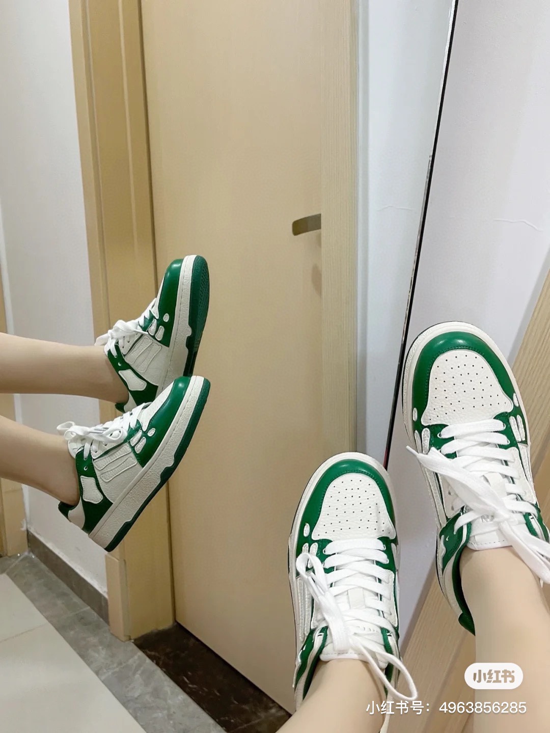 
AMIRI埃米尔爆款情侣骨头鞋。来自洛杉矶的高街潮牌独家爆版骨头鞋，众多明星网红同款，中国新说唱歌手小白Gali 王一博 杨幂等网红博主争夺上脚，AJ1的鞋型侧面立体骷髅头拼接骨头状
❶面料:原版定做头层牛皮➕双层骨头全油边工艺
❷内里:独家定制Nike同级内里 (无法超越)
❸垫脚:原版开模注塑成型
❹大底:独家1:1开模三色 原版大底
❺码数:情侣35-45（女41男45.定制不退换）高帮280底帮260 3D打印加20







