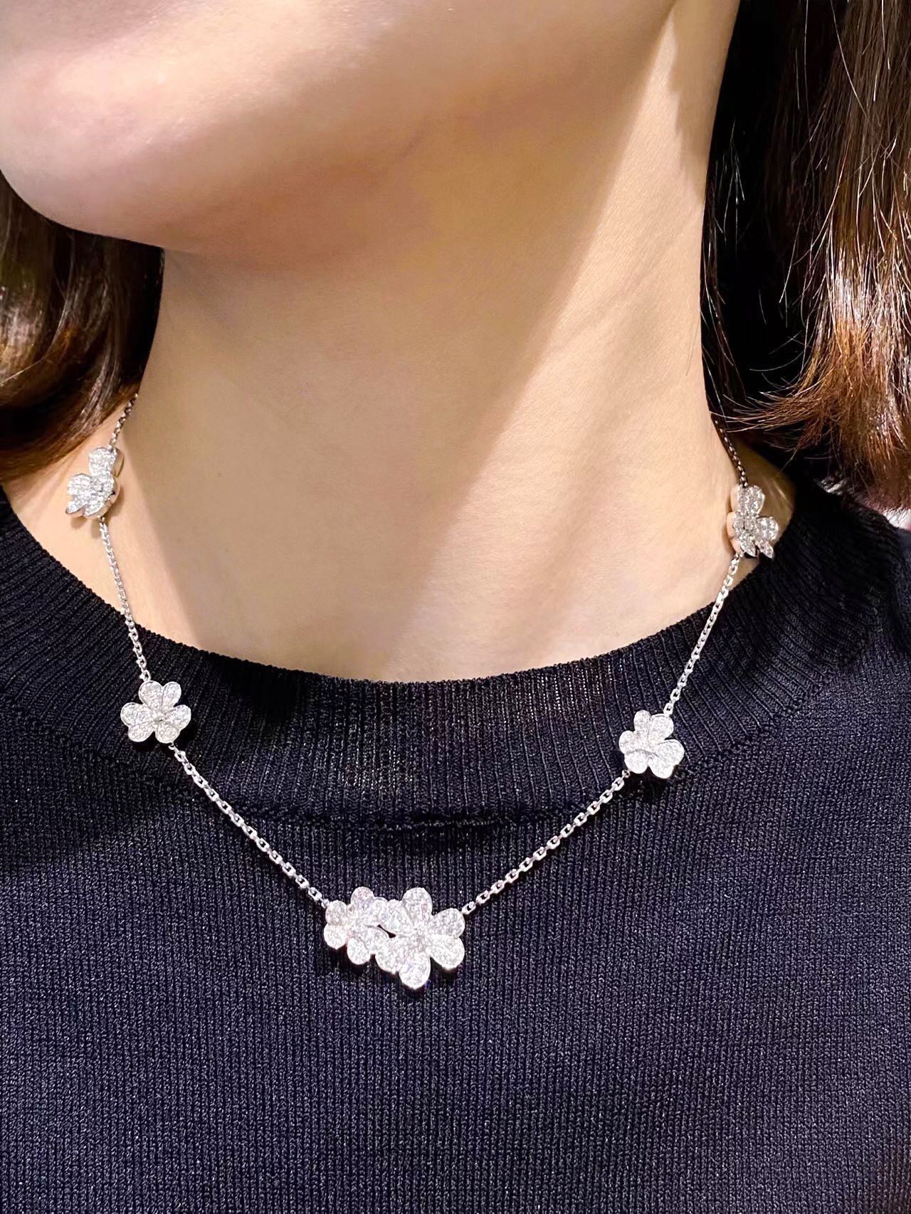 NO:633980,New Bai Fumei’s favorite necklace~ The Internet celebrity’s daughter has one, and there is also a series of Frivole clover full diamond rings and earrings, earrings, necklace, ring, Cardia high-end jewelry19860909新晋白富美最爱的项链～ 网红千金人手一条,同frivole三叶草满钻戒指耳环一系列都有哦,,earrings,necklace,ring,卡迪亚高端饰品,Jewelry