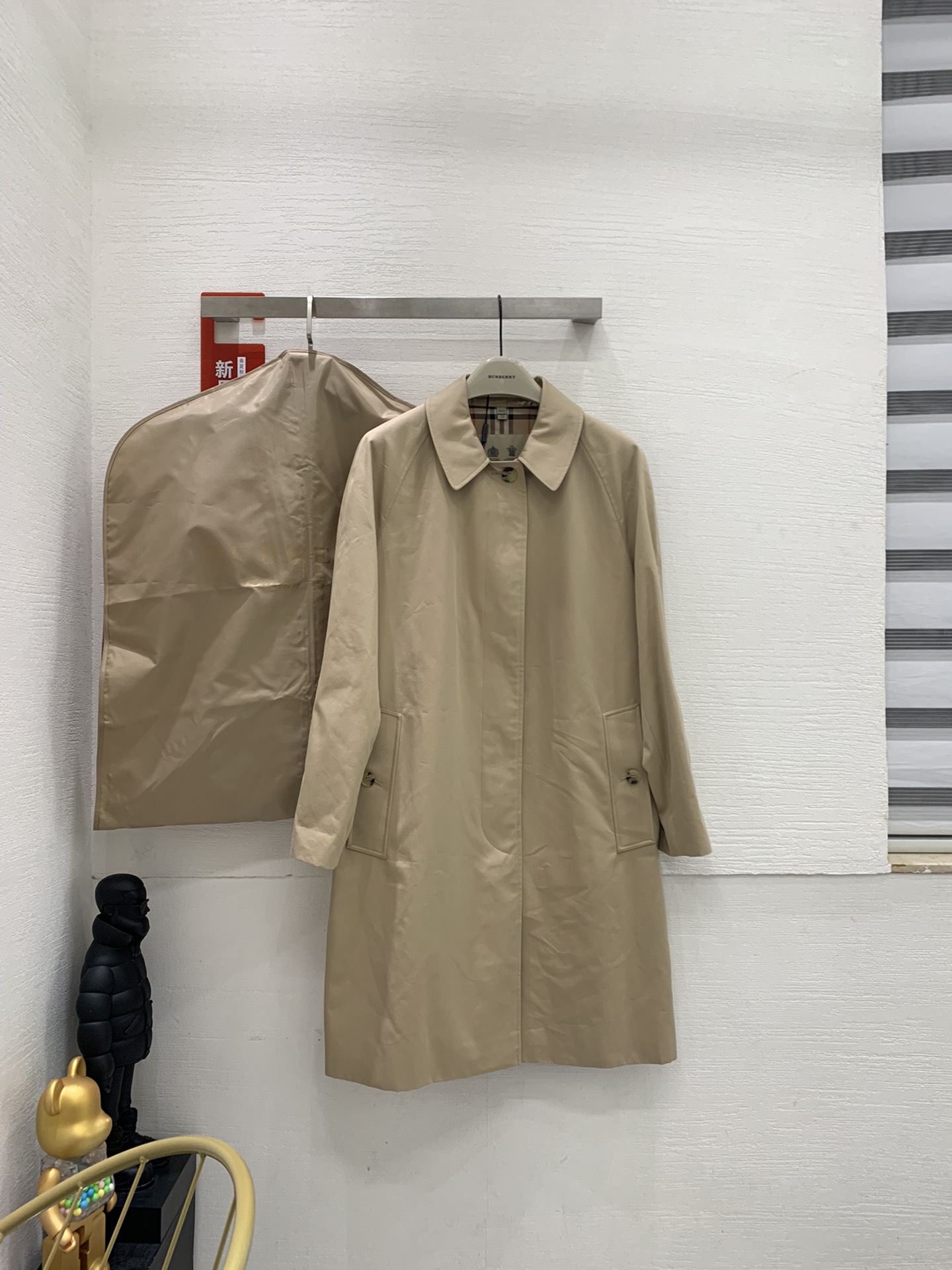 NO:312896,Bur home camden sand and stone windbreaker!  This windbreaker is a highlight of our year. It has been a long time since we got it one after another. The real pure material/extras/details and styles, everything is exactly the same as the original version!  !  !  So, you know the amount of this one, so you must watch the screen and recommend it to you!  !  !  This model is also a hot model in the counter in recent years, with a price of RMB 15,002. The casual style has become popular in recent years. This model has undergone major changes in the style of the traditional windbreaker. It is a casual A-shaped version with a generous upper body effect, which is more inclusive of the figure, and also highlights the change in Bur's trendy style in the past two years. Learn about the official website and the upper body pictures of various amateur fashion celebrities. It is really super beautiful!  !  !  Single-breasted Camden is a new model that has been improved this year!  In fact, it is also a replica based on the old style. It is very classic and old-school style. I love this style very much!  Very casual retro!  Fashion is the classic cycle of reincarnation. Think about the windbreaker Ge that has been worn for decades, is it still very touching? The same style as IU, it looks very good!  !  What we want to sell is sand and stone!  More suitable for daily life!  !  The fabric of his windbreaker is the core and has a very technical content!  Pure cotton, but it has a waterproof effect. The secret of waterproofing is its twill braided structure, with yarns interlaced every 1 square centimeter. This structure is not only waterproof, but also particularly light and breathable!  Lining is also a key point that cannot be ignored. Many imitation linings are really unavailable. Our linings are also pure!  !  !  The general agent of B’s lining is a fabric weaving factory in Jiangsu. We worked hard to order the fabric. The inner lining is full of cotton plaid lining, and the focus is on the lattice craftsmanship!  In addition, the craft details are more complicated. Because there is an inner pocket, it is a double check fabric that is plaid!  This is the essence of the classic windbreaker. The pockets on both sides have invisible anti-theft pockets. From the outside, you can directly put valuables such as mobile phones into the inner pocket. This design is convenient for you to not unbutton the front button of the windbreaker. You can also put wallet into the inner pocket. It is super humane. Study more details yourself~ There is a design in every place!  Very in place~ The matching clothes hanger, dust bag, and spare buckle~ All kinds of standards~ This is really a super invincible recommendation!  !  !  It is my best product this year, and the price is really at its peak, really, believe me, everything is super perfect!  !  !  !  You can match all kinds of styles~ The smallest size that the young lady tried on, this windbreaker is a loose style, the kind that is walking with a style~ Compared with the classic models of B, this one is definitely a true love!  !  ,burberry,wallets,alexander wang19860909Bur 家 camden 卡姆登 沙石色风衣！ 这款风衣,是我们今年的一个重头戏,真的是跟了超久才陆陆续续拿到的,真正的纯元的面料／辅料／细节和版型,所有的一切,都和原版完全一致的存在！！！这么说,你们知道这款的份量了吧,所以,一定要刷屏推荐给你们的好东西！！！ 这款也是专柜近年来的爆款,售价在1万5千2人民币,近年来休闲风的盛行,这款和传统的风衣款在版型上有了较大的改动,是偏休闲风格的A字版型,上身效果大气,更加包容了身材,也突出了Bur这两年潮流风格的转变～ 官网和各路素人时尚达人明星的上身图了解下,真的是超级好看啊！！！ 单排扣卡姆登是今年改良的新款！其实也是在老款基础上的复刻,很经典,很老派的风格,我超爱这个版型！非常随意复古！时尚就是经典的轮回,想想葛大爷那件穿了几十年的风衣,是不是依然超有感觉hh～ IU同款,很好看！！我们要卖的是沙石色！更适合日常更百搭！！ 他家风衣的面料是核心,很有技术含量的！纯棉,但具有阻水效果,防水的秘密在于它的斜纹编织结构,每1平方厘米就有根纱线交错在一起,这种结构不仅防水,还特别轻便透气！ 内衬也是不容忽视的重点,很多仿货内衬真的没办法去看,我们内衬也是纯元的！！！B家内衬总代理是江苏的一家织布厂,我们费尽千辛万苦才订到面料,内里全棉格纹里衬,重点是对格工艺！ 另外在工艺细节上更复杂,因为有内口袋,所以是双格纹面料对格！这就是经典款风衣的精髓所在～ 两侧口袋都带有防盗隐形口袋,从外面能直接把手机一类贵重物品直接放进内侧口袋,这种设计就是方便不用把风衣前排扣子解开的同时还可以把钱包一类的放进内侧口袋,超级人性化～ 更多细节自己研究吧~ 每一处都有设计！ 非常到位~ 配套的衣架和防尘袋,还有备用扣~ 各种标全~ 这款真的是超级无敌的推荐！！！是我今年最好的货,而且,价格真的是做到了极致,真的,相信我,一切都超完美！！！！ 各种风格都能搭~ 小姐姐试穿的最小码,这款风衣是宽松的版型,就是走路带风的那种~ 比起B家那些经典款,这款绝对是真爱啊！！,,burberry,wallets,alexander wang,Women's clothing