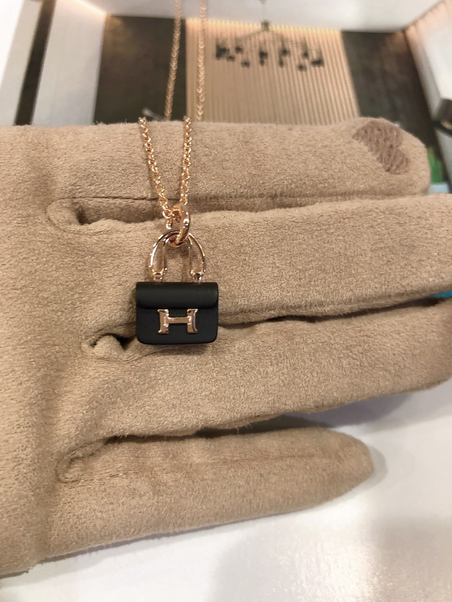 NO:669531,Her*s new version of black gold Kang Kang bag necklace, developed by purchasing, perfect details, electroplated thick gold 1 microphone, ready in stock, ready in stock, necklace, Cartier high-end jewelry19860909Her*s新版本黑金康康包项链 购z开发 细节完美 电镀厚金1咪 现货 现货 现货,,necklace,卡迪亚高端饰品,Jewelry