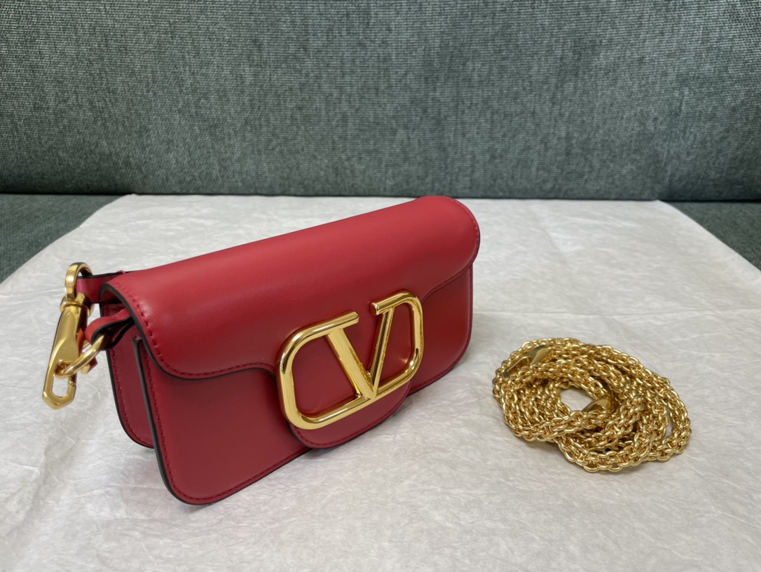 ValentinoGaravaniMINILOC小牛皮手袋金属VLogoSignature细节-配可拆卸