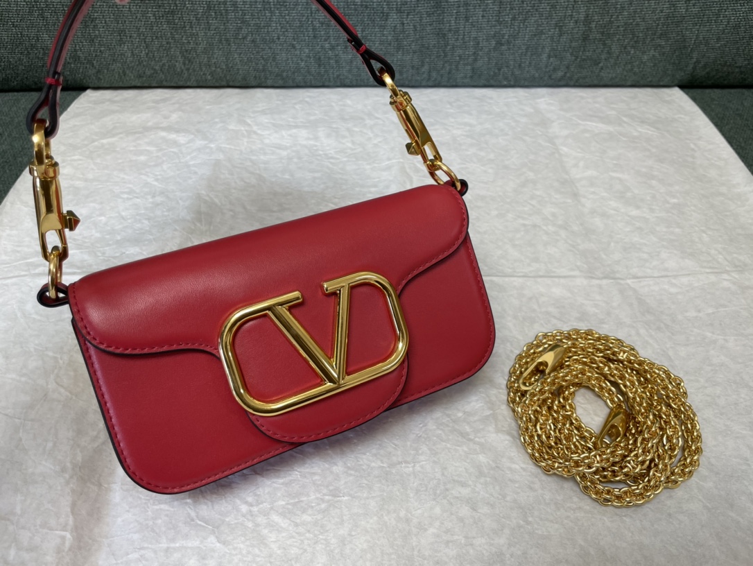 ValentinoGaravaniMINILOC小牛皮手袋金属VLogoSignature细节-配可拆卸