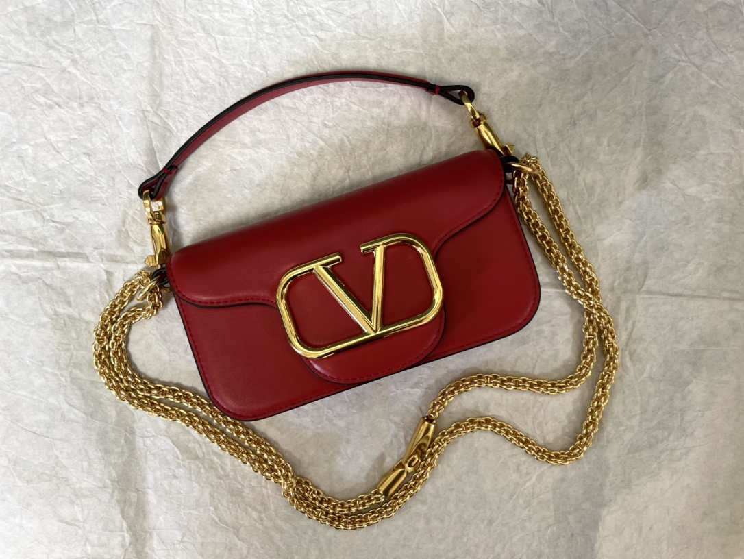 ValentinoGaravaniMINILOC小牛皮手袋金属VLogoSignature细节-配可拆卸
