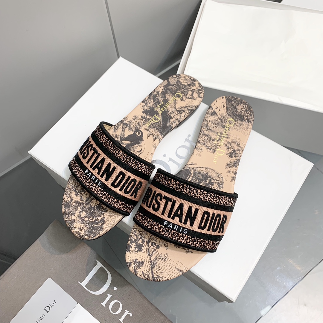 NO:260548,, new version of color, and high version of Christian Dior embroidered cotton sandals are very perfect in color matching!  The embroidered upper has a very three-dimensional feel, and the insoles have a gorgeous color that has a summery flavor!  A versatile item that you can't miss this summer!  High-density electric embroidery technology, without any connection or overlap, this shoe is extremely demanding for knitting machines. * Upper three-dimensional four-layer high-density embroidery * Imported cowhide inner footbed * Leather sole engraved by Mr. Christian Dior's favorite lucky star lining * size34-42 (customized for 34/40/41/42), slippers, dior, slippers, cowhide19860909、新版颜色、高版本Christian Dior刺绣棉质凉拖鞋非常极致完美的色彩搭配！刺绣的鞋面非常有立体感,鞋垫绚丽的色彩很有夏天的味道！这个夏天不容错过的百搭单品！高密度电绣工艺,没有任何的连线、重合,这款鞋面对针织机器要求超高. * 鞋面立体四层高密度刺绣 * 进口牛皮内里垫脚 * 皮革鞋底镌刻Christian Dior先生钟爱的幸运星作配衬 * size34-42（34/40/41/42定做）,拖鞋,dior,slippers,cowhide,Women's Shoes