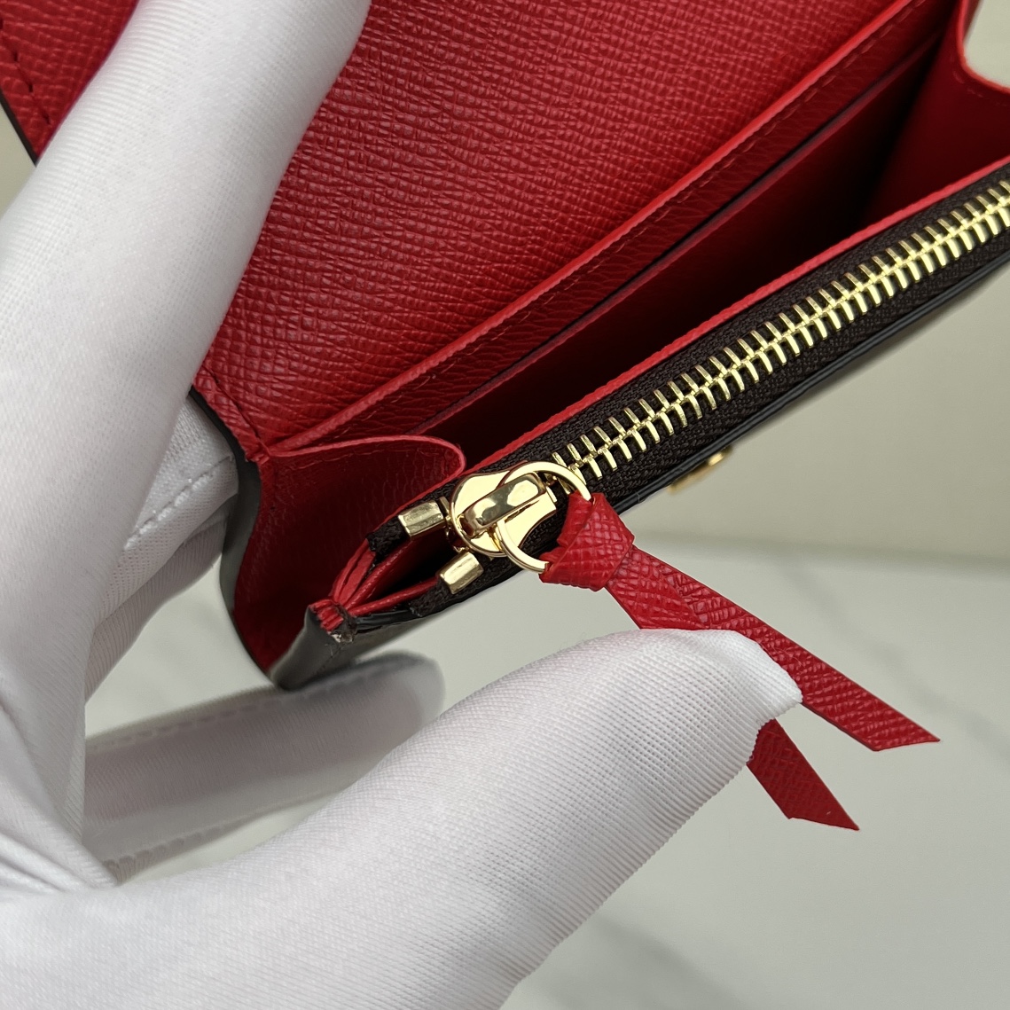 顶级原单 【louis vuitton】顶级原单 独家背景 M41939 金扣大红 尺寸: 11 x 8 x 2.5 厘米 本款 Rosalie 9