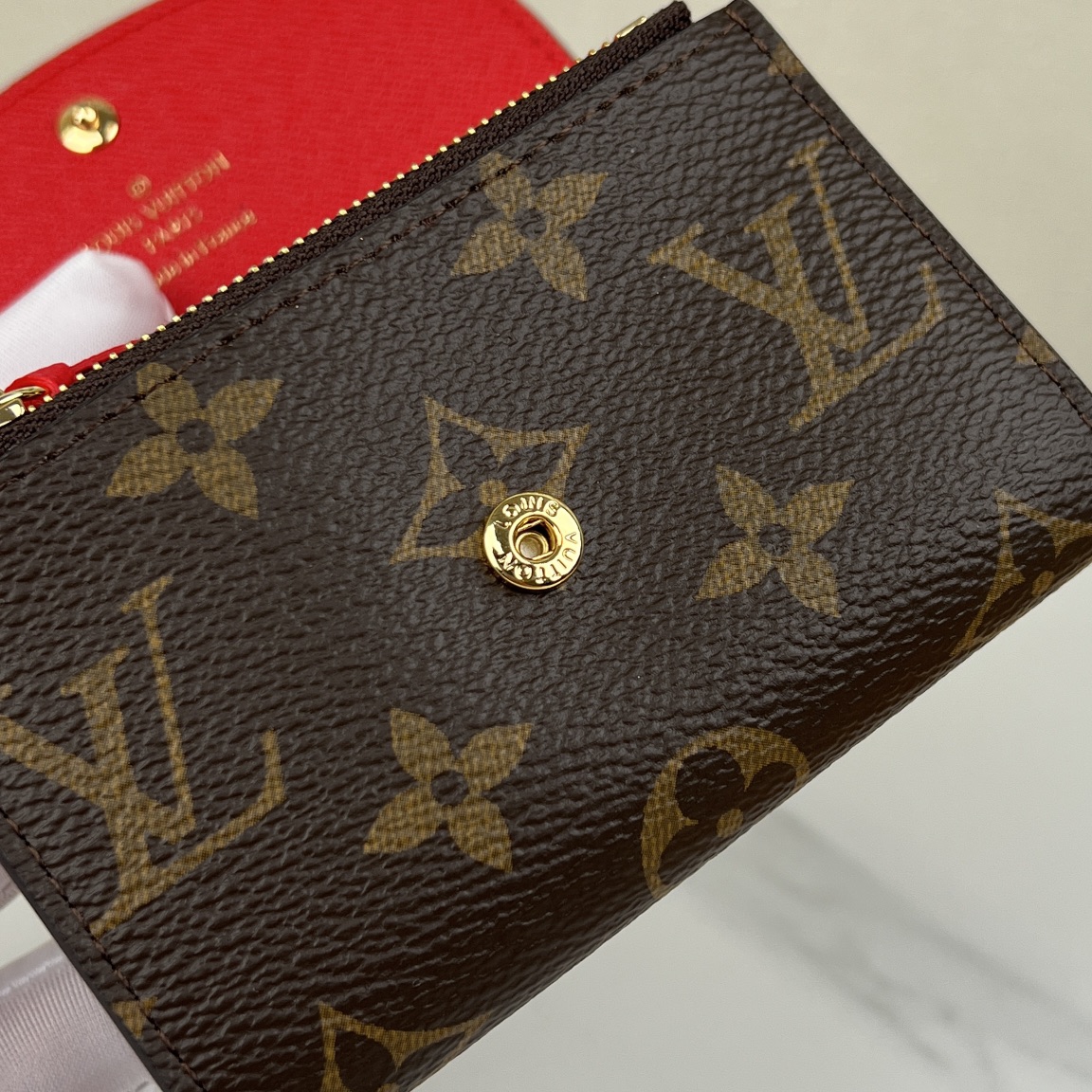 顶级原单 【louis vuitton】顶级原单 独家背景 M41939 金扣大红 尺寸: 11 x 8 x 2.5 厘米 本款 Rosalie 6