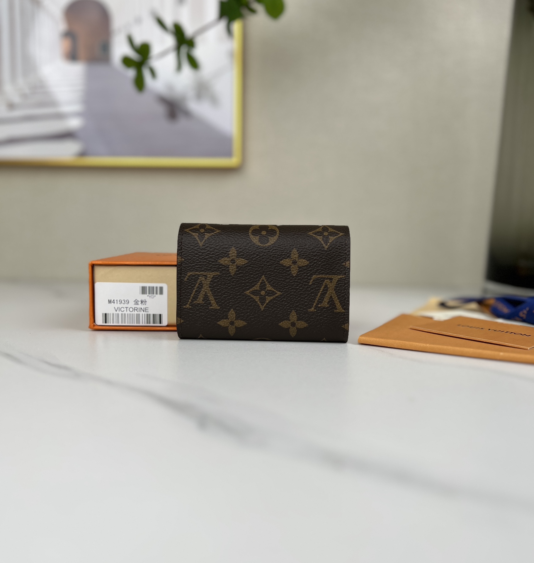 louis vuitton】顶级原单 独家背景 M41939 金扣粉色 尺寸: 11 x 8 x 2.5 厘米 本款 Rosalie 零钱包采用 2