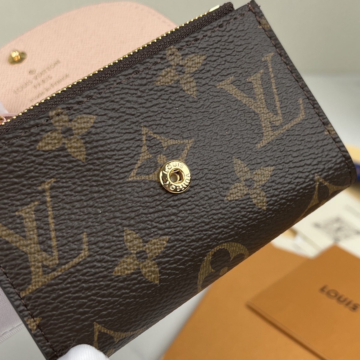louis vuitton】顶级原单 独家背景 M41939 金扣粉色 尺寸: 11 x 8 x 2.5 厘米 本款 Rosalie 零钱包采用 9