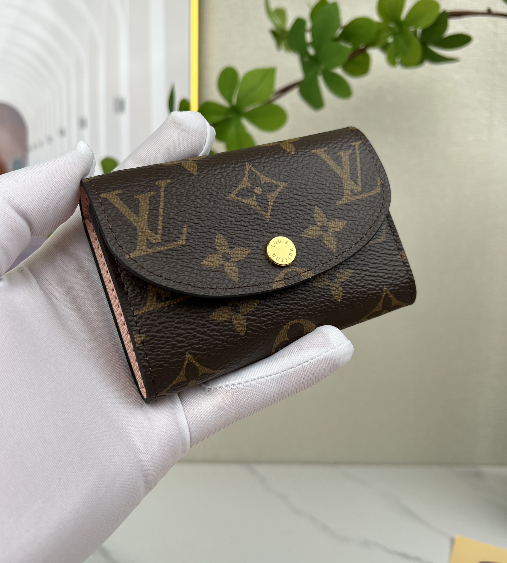 louis vuitton】顶级原单 独家背景 M41939 金扣粉色 尺寸: 11 x 8 x 2.5 厘米 本款 Rosalie 零钱包采用 3