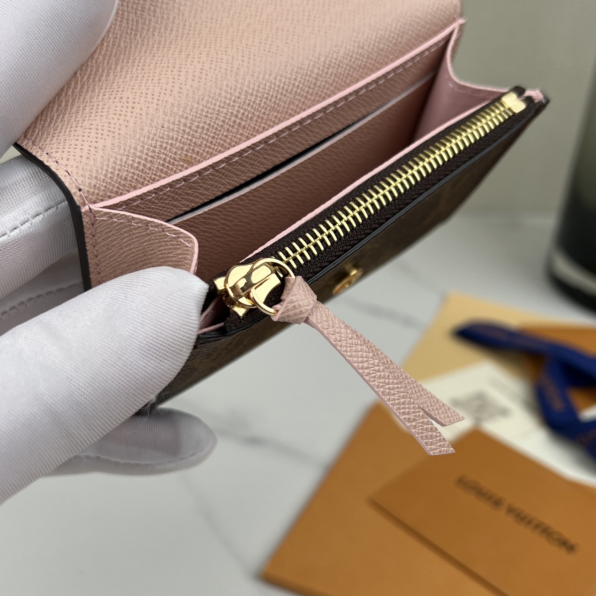 louis vuitton】顶级原单 独家背景 M41939 金扣粉色 尺寸: 11 x 8 x 2.5 厘米 本款 Rosalie 零钱包采用 8